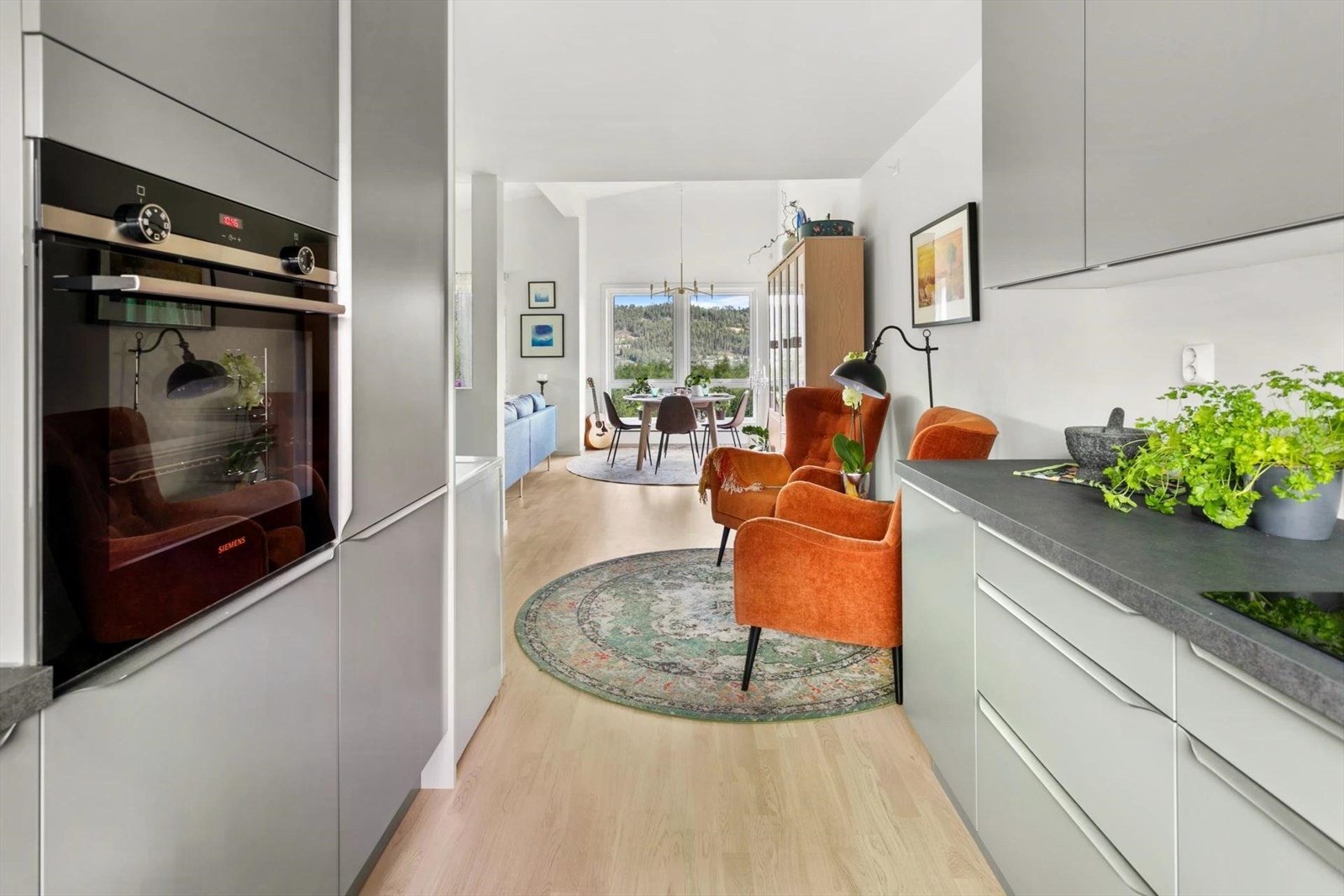 I mellom kjøkken og stue smart plassert sittegruppe så kokken kan få litt selskap eller.... hvile når steketiden er lang ?. :-) Galleribilde