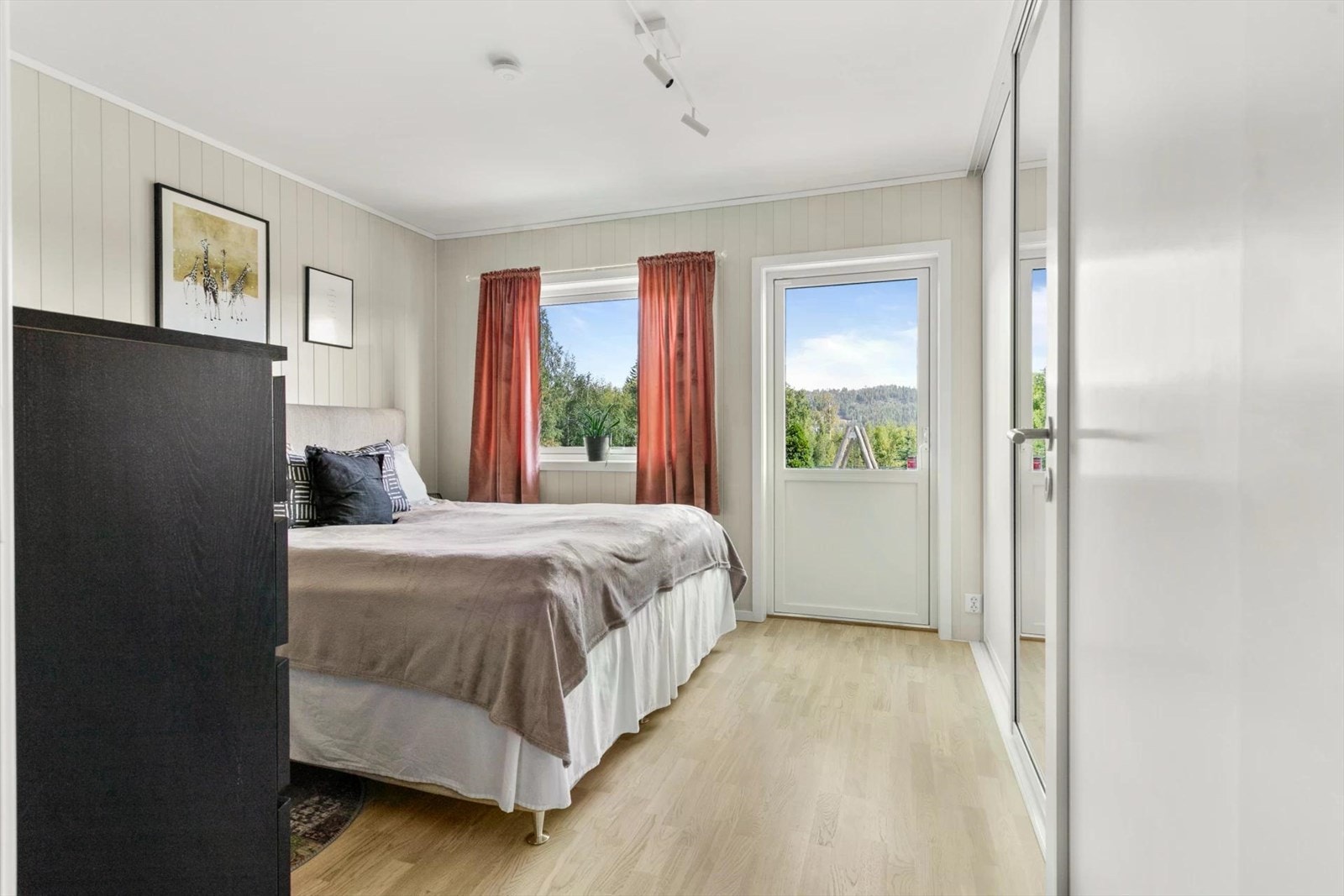 Hovedsoverom - svalt og smart plassert i underetasjen Galleribilde