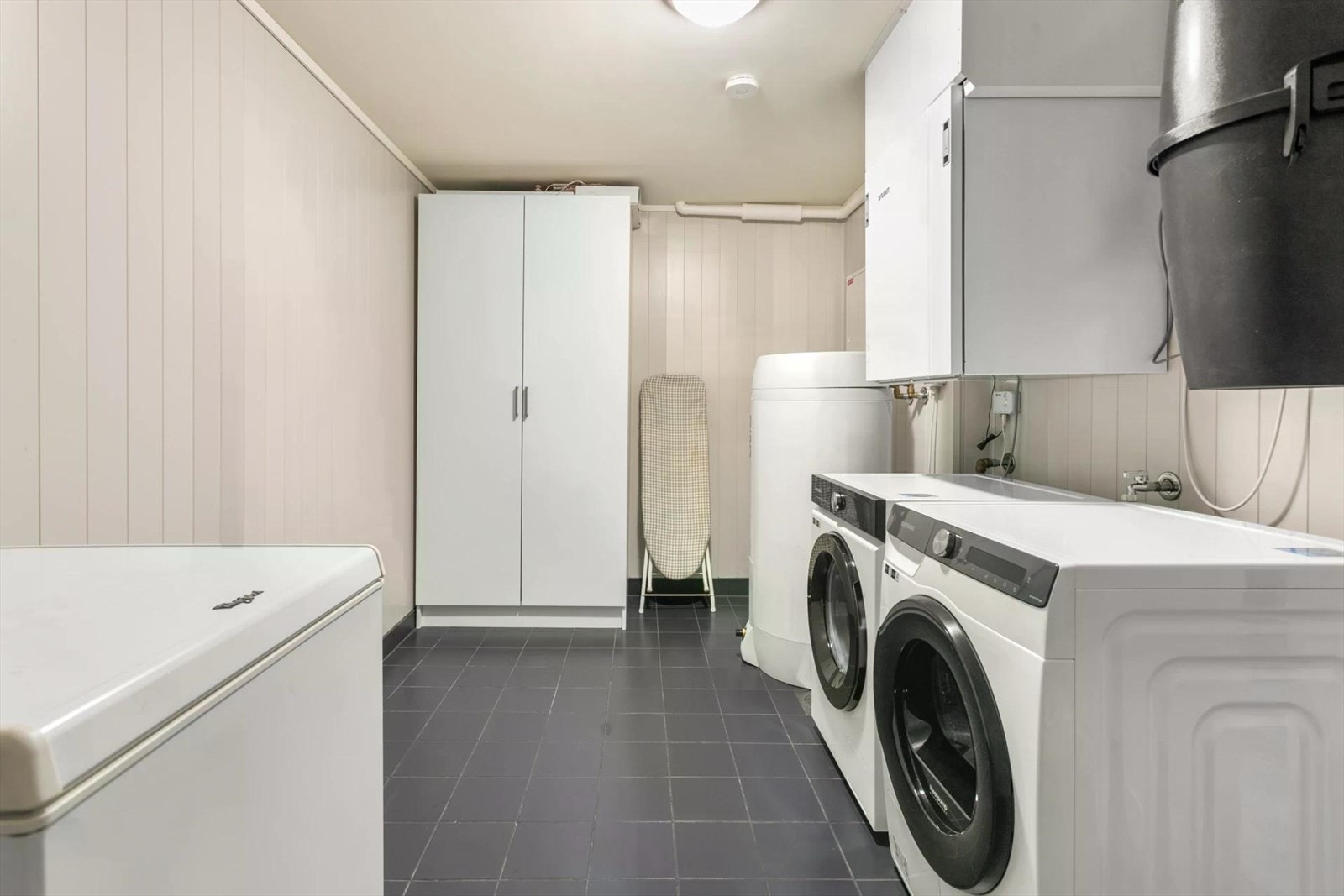 I underetasjen finner du også en praktisk bod/teknisk rom som også rommer vaskemaskin og tørketrommel. Galleribilde