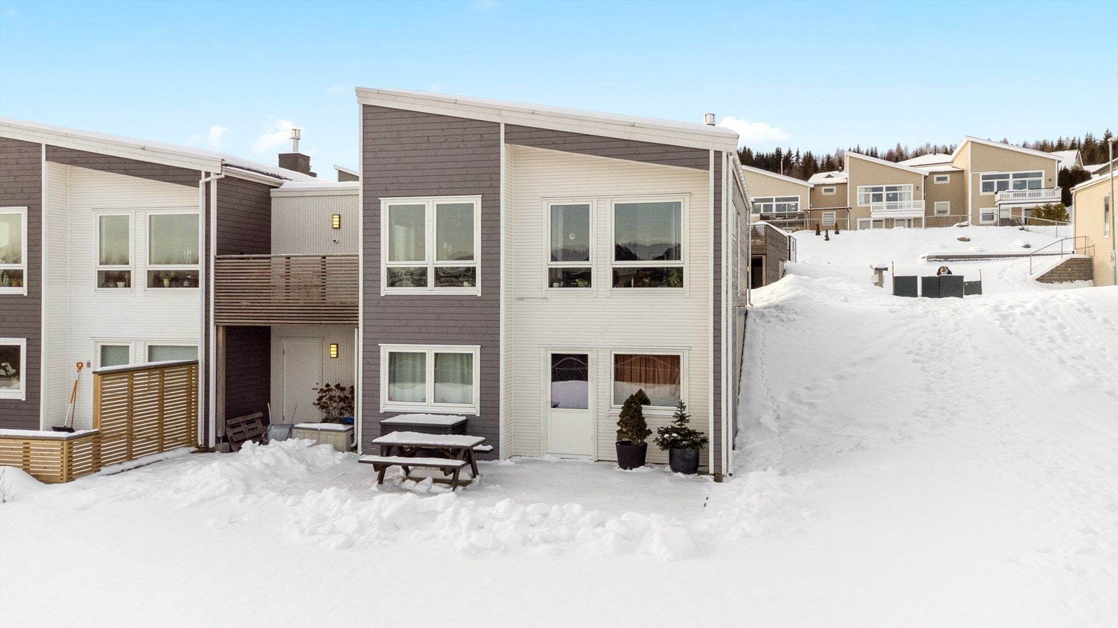 Dette huset ligger på enden innerst i rekka ! Galleribilde