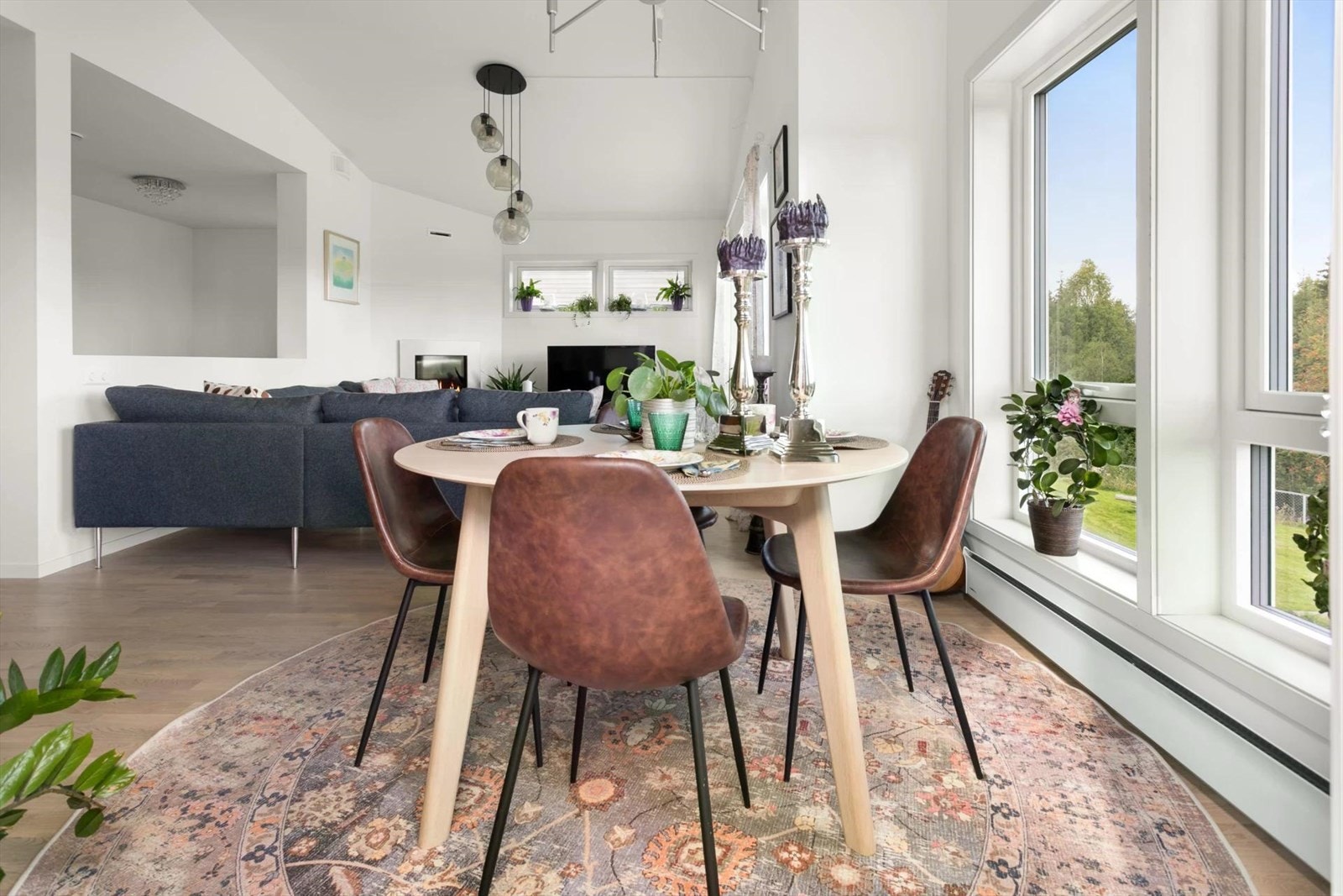 Spisestue og stue sett fra verandadør Galleribilde