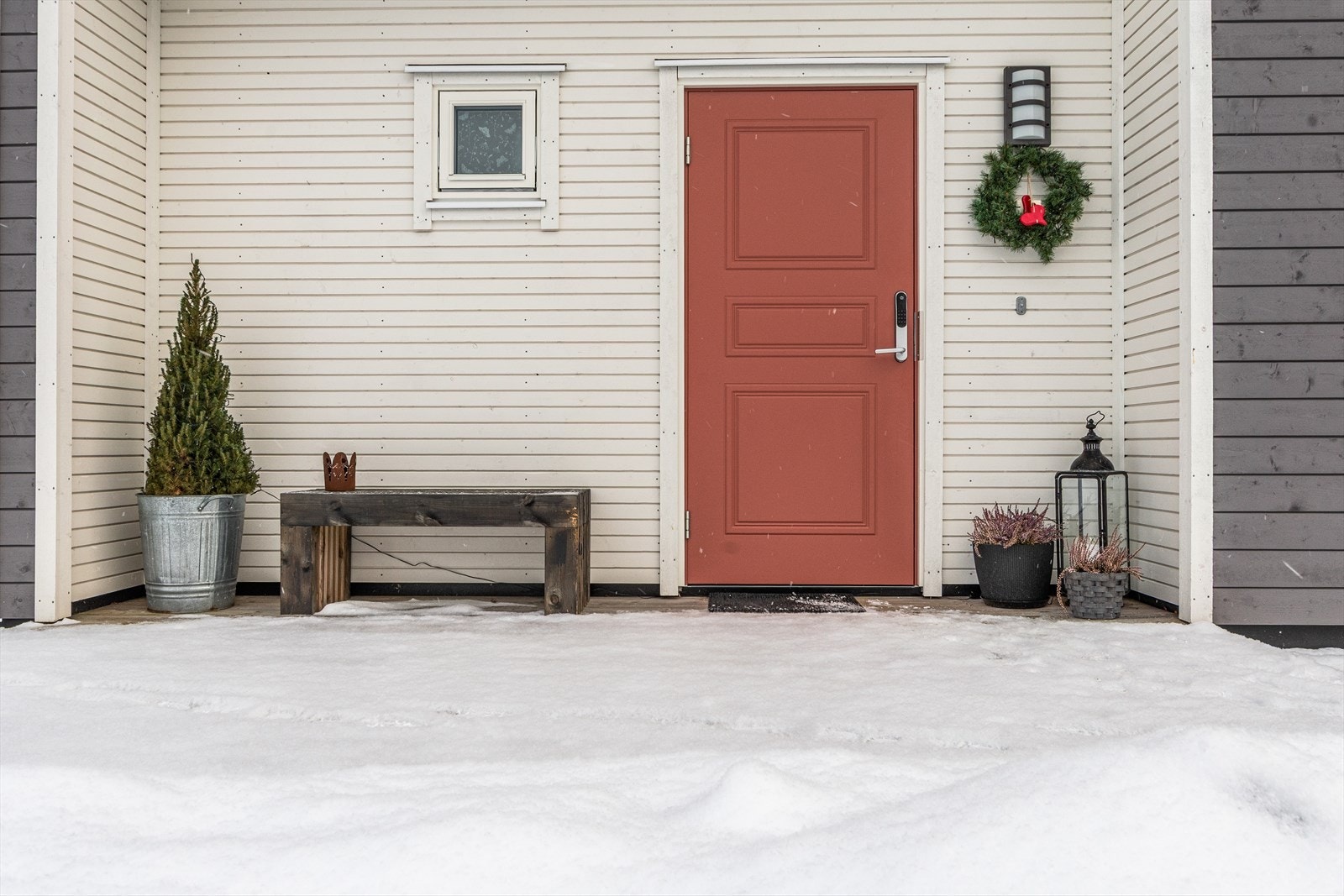 Inngangsparti med herlig farge på døren - VELKOMMEN INN ! Galleribilde