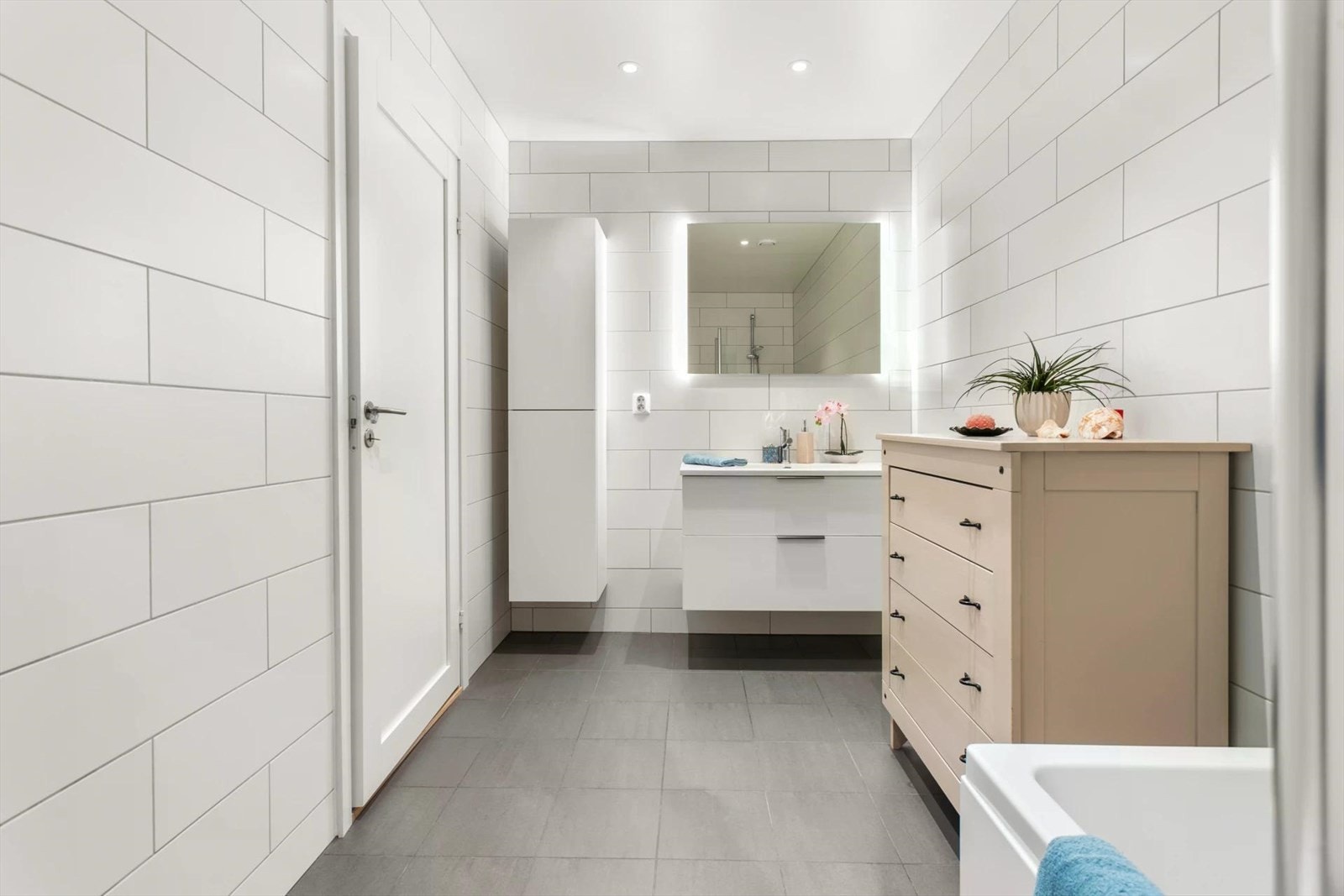 Badet nede er også flislagt. Klassisk og pen innredning - Romslig med god plass til badekar mm. Galleribilde