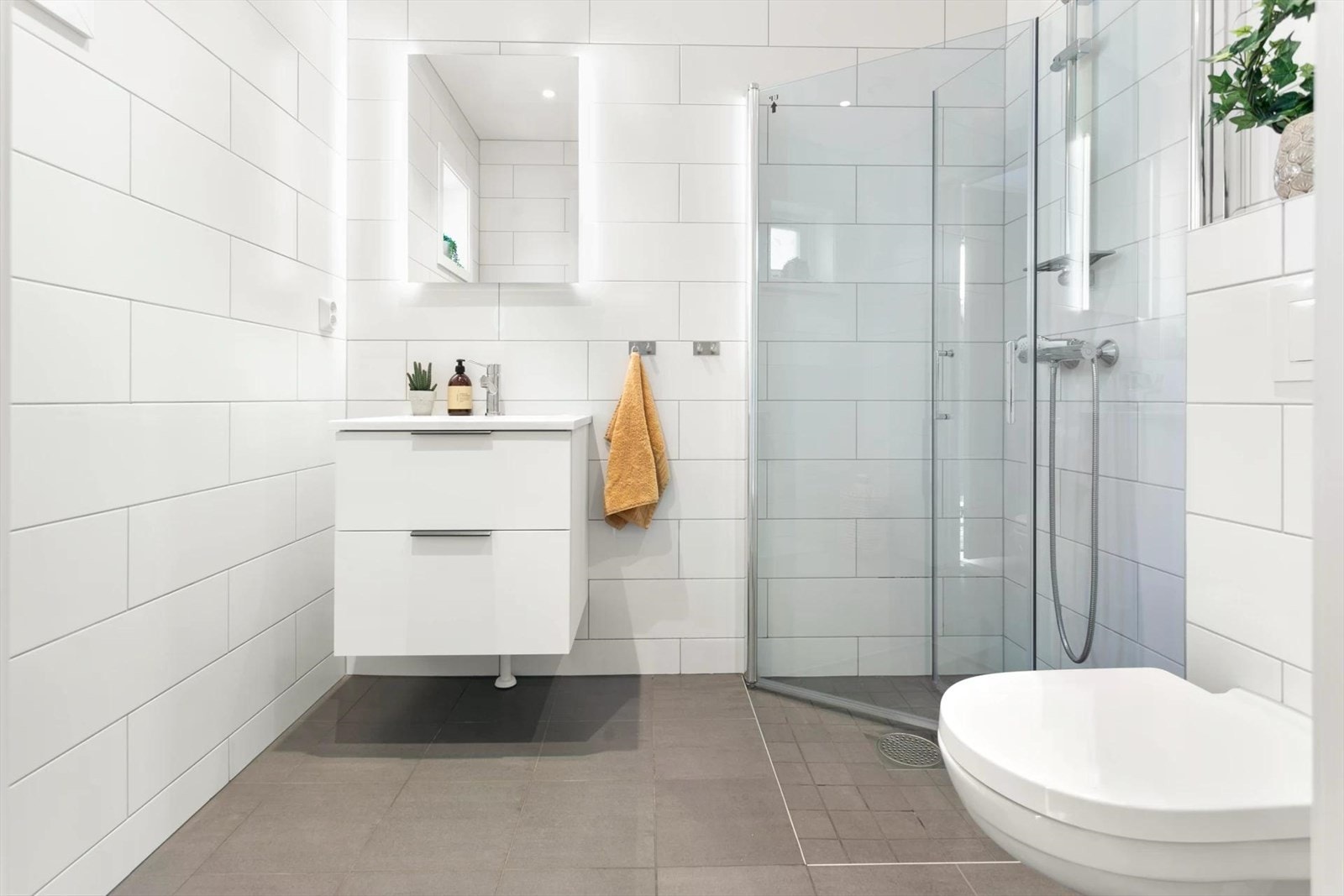 Klassisk og lekkert bad. Innfellbare glassdører i dusjhjørnet. Vegghengt wc Galleribilde