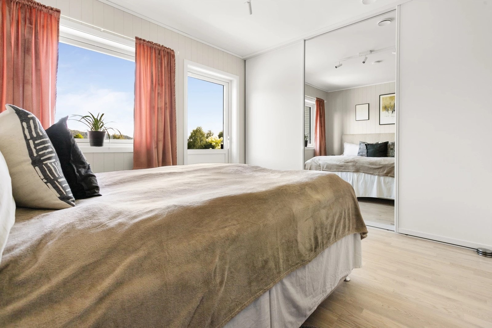 Her er det romslig skyvedørsgarderobe med masse plass. Utgang til plattingen for morgengymnastikk :-) Galleribilde