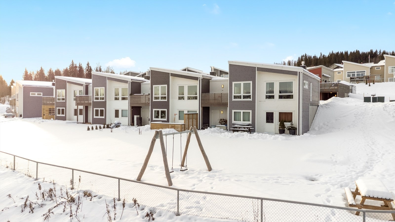 Nabolaget består i all hovedsak av eneboliger i kjede med carport i mellom! Galleribilde