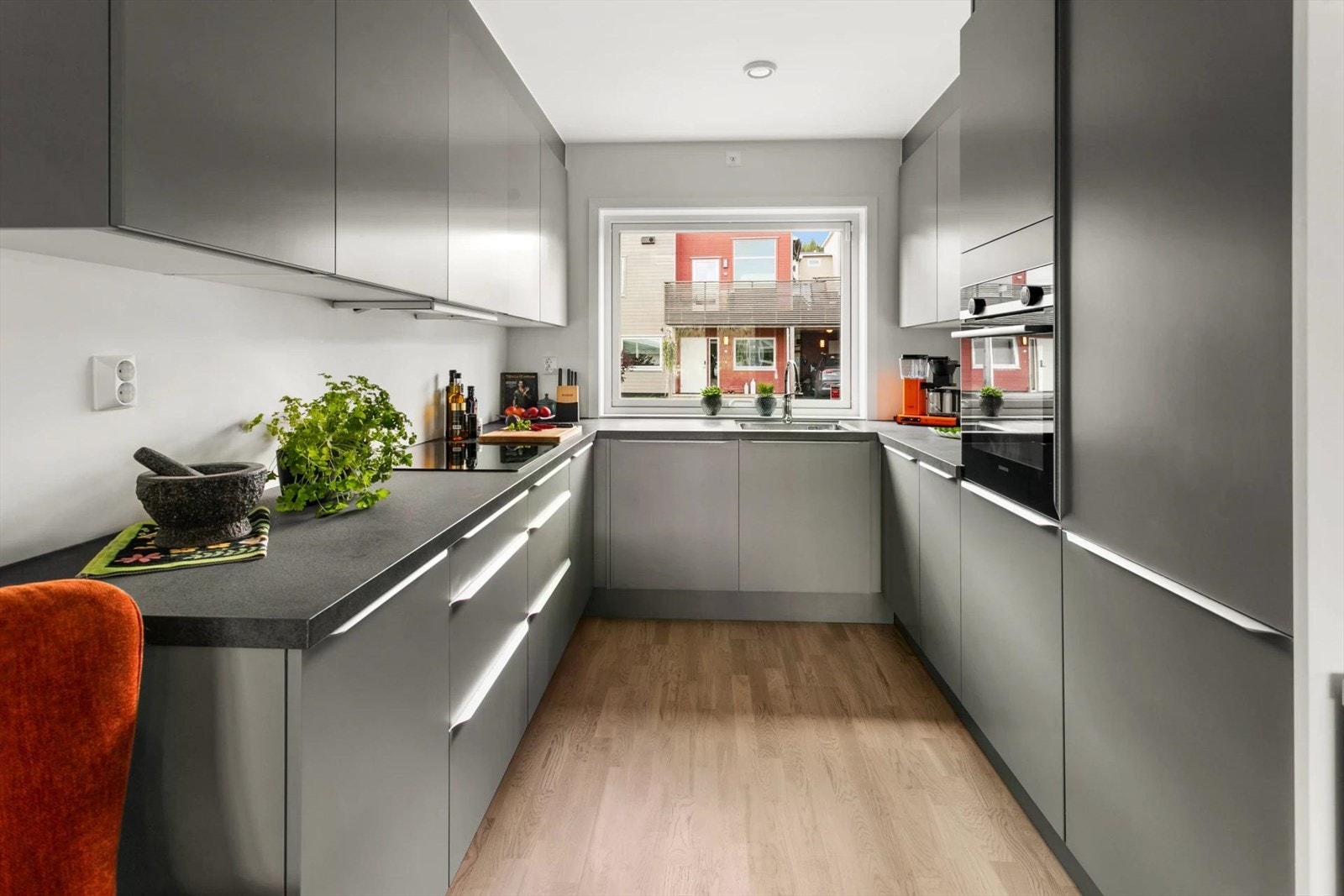 Minimalistisk, moderne og praktisk kjøkken med integrerte hvitevarer ! Galleribilde