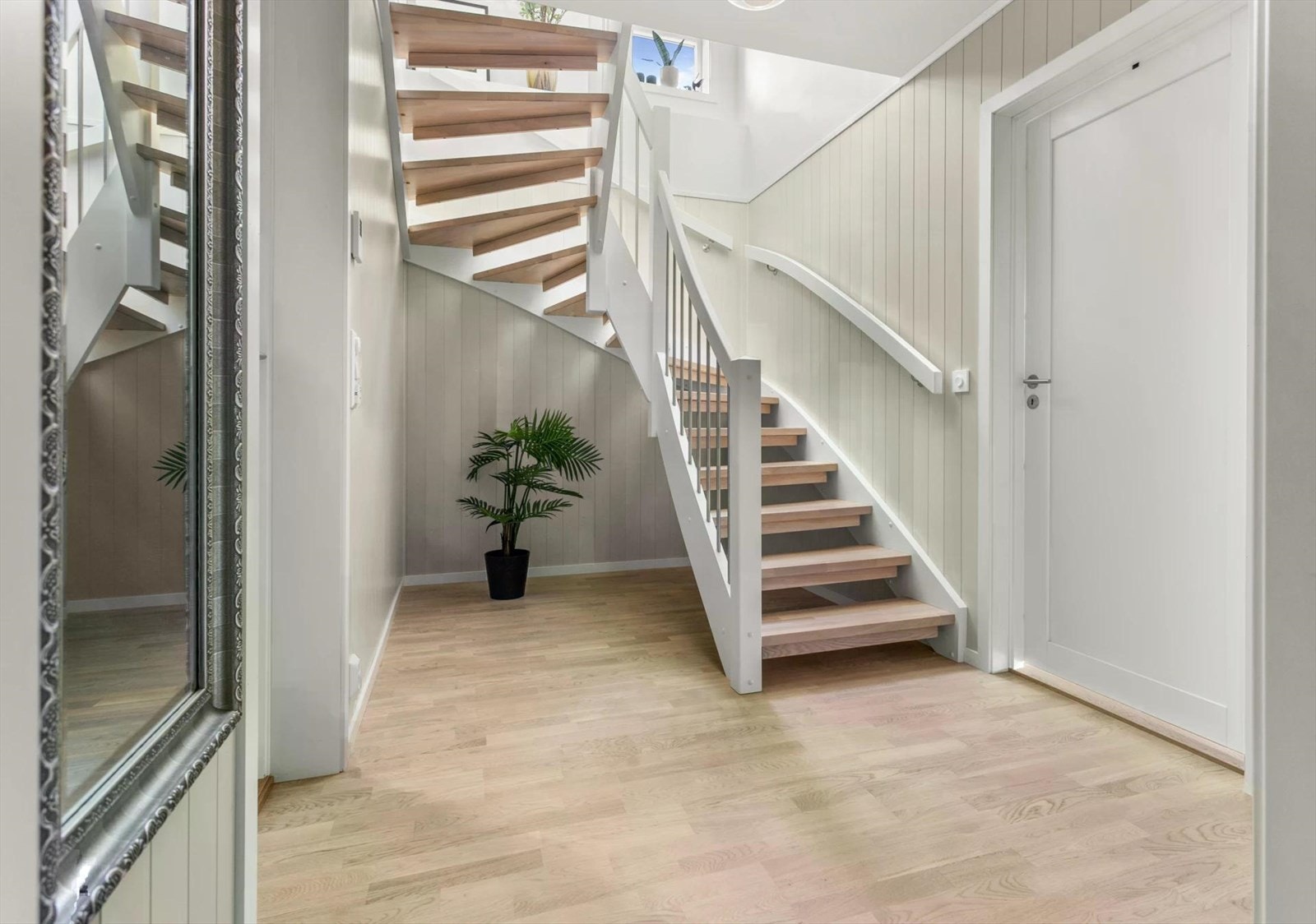 Velkommen ned. Her befinner seg 2 gode soverom, flott bad, bod/vaskerom mm. Galleribilde