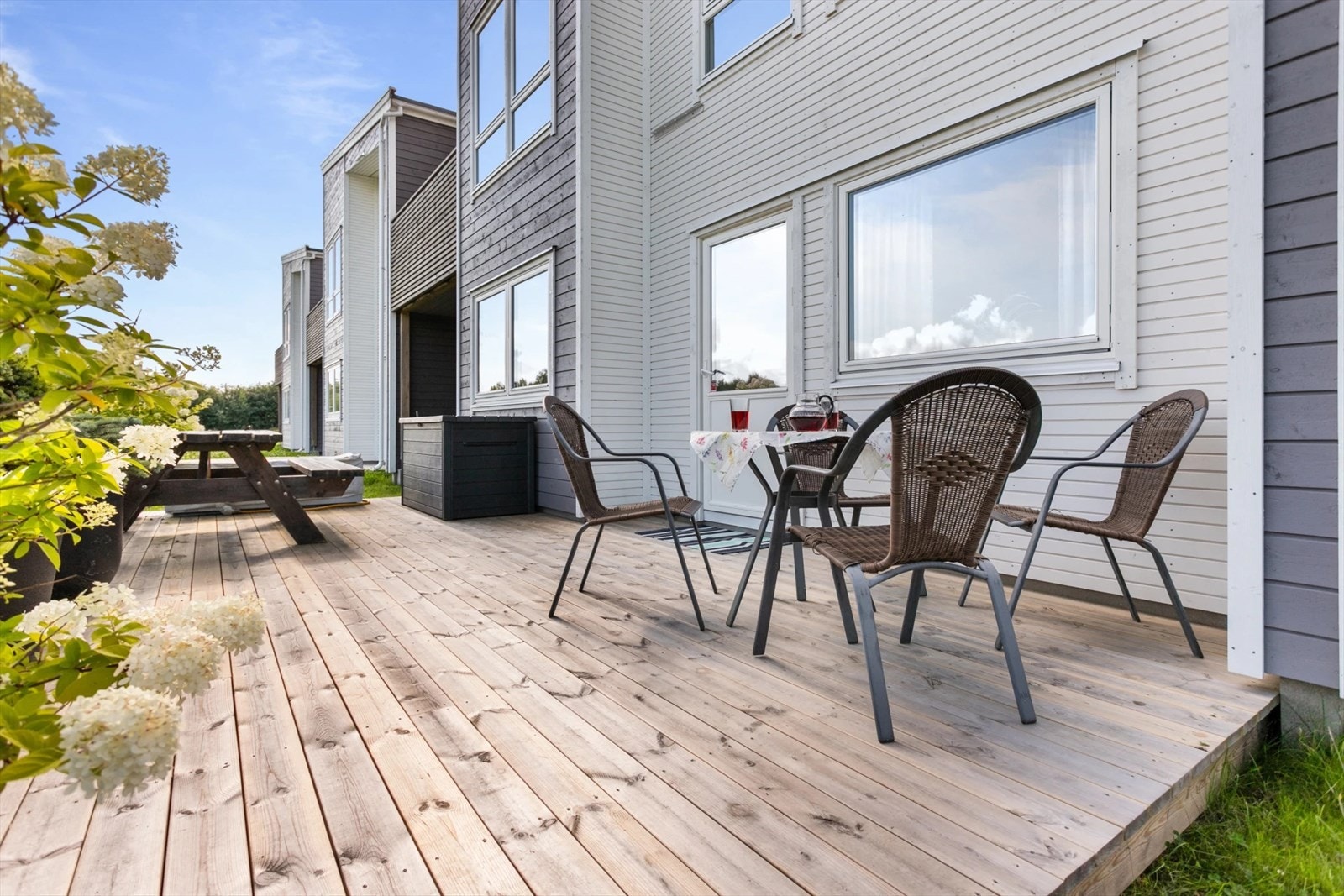 Her kan det fint videreutvikles til et aldri så lite sommerparadis ! Kunne vært fint med en pergola kanskje ? Galleribilde