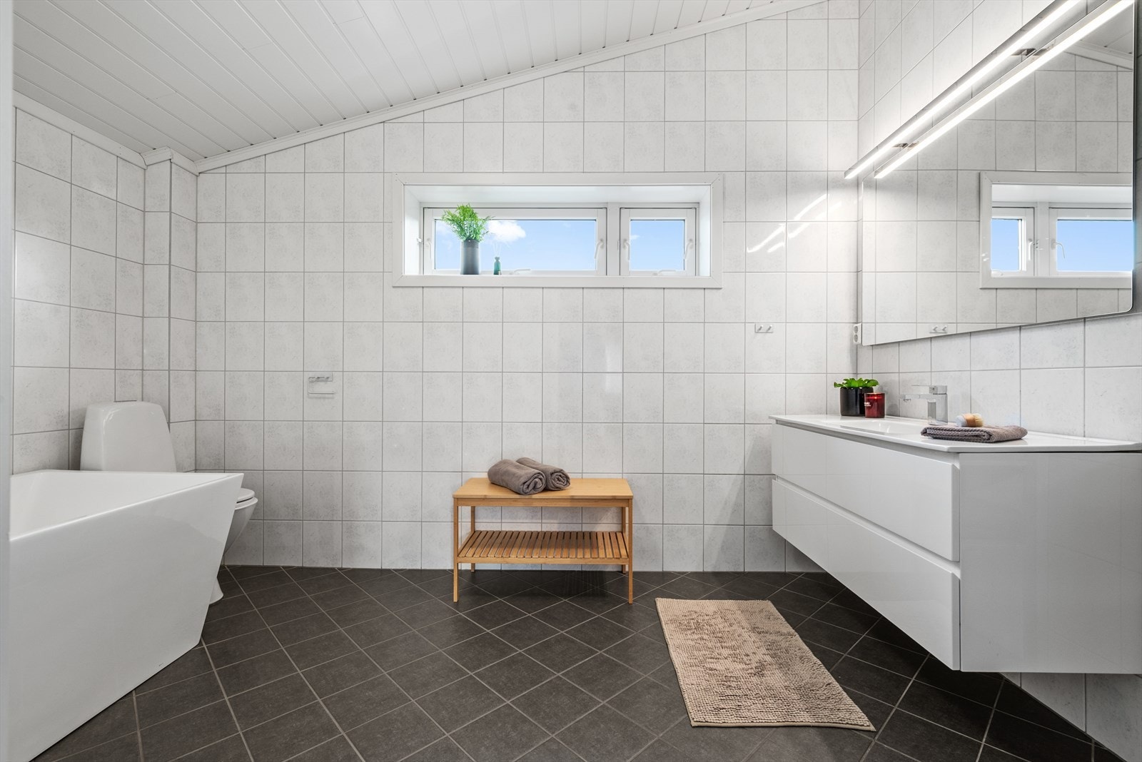 2.etg byr på boligens andre bad - Et delikat, tidløst bad med gulvvarme. Galleribilde