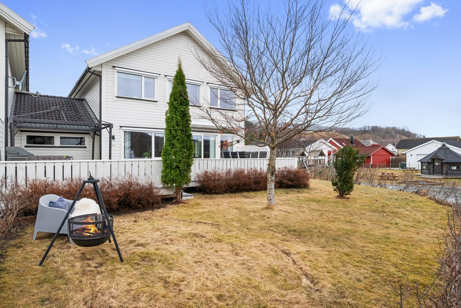 Fra boligen er det ca. 2,4 km gange eller 3,2 km kjøretur til Høyeggen barneskole. Gimse ungdomsskole og Melhus videregående skole ligger ca. 2,6 km unna. Galleribilde