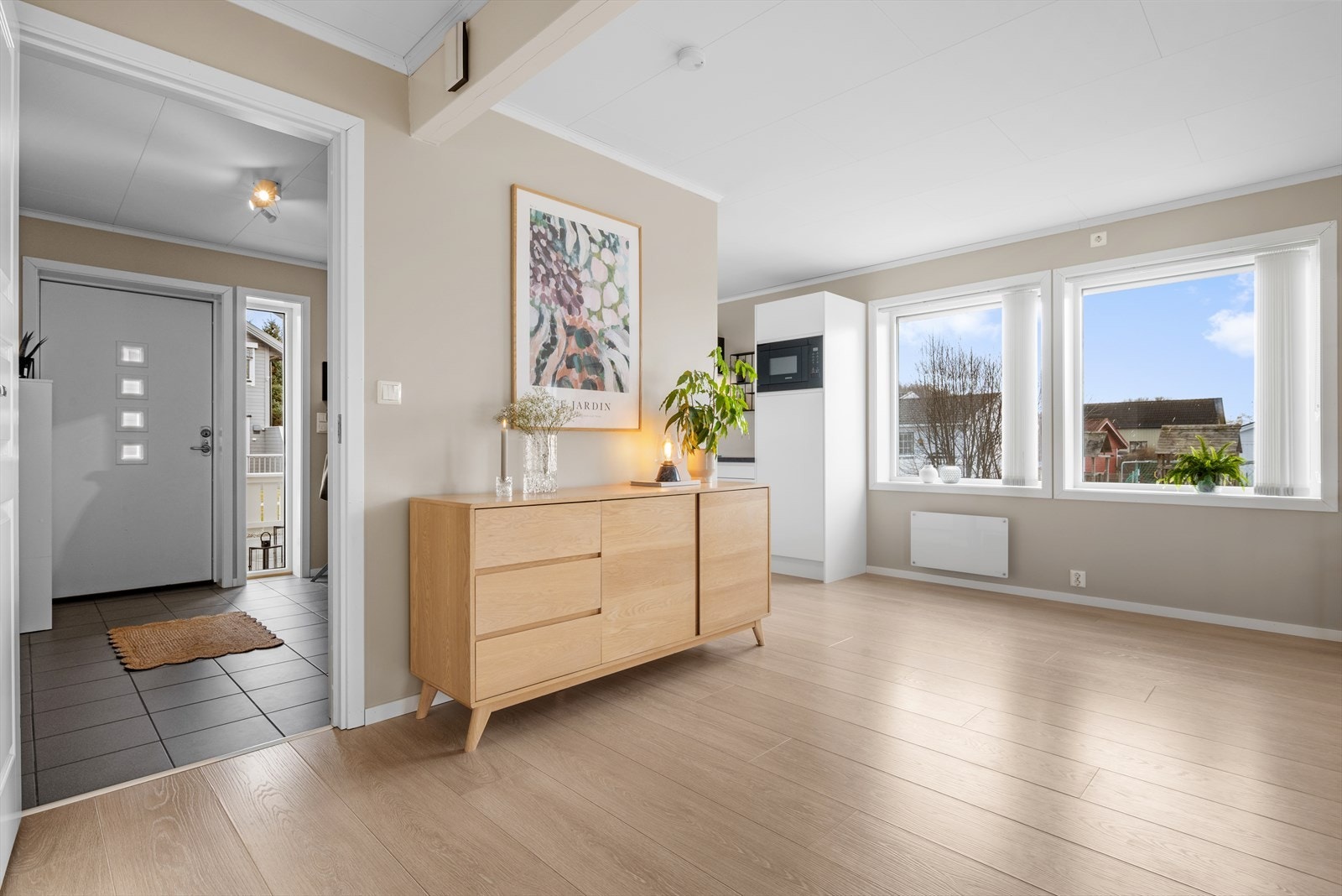 Stue og kjøkken fikk nytt gulv i 2022, noe som bidrar til et moderne og helhetlig uttrykk. Galleribilde