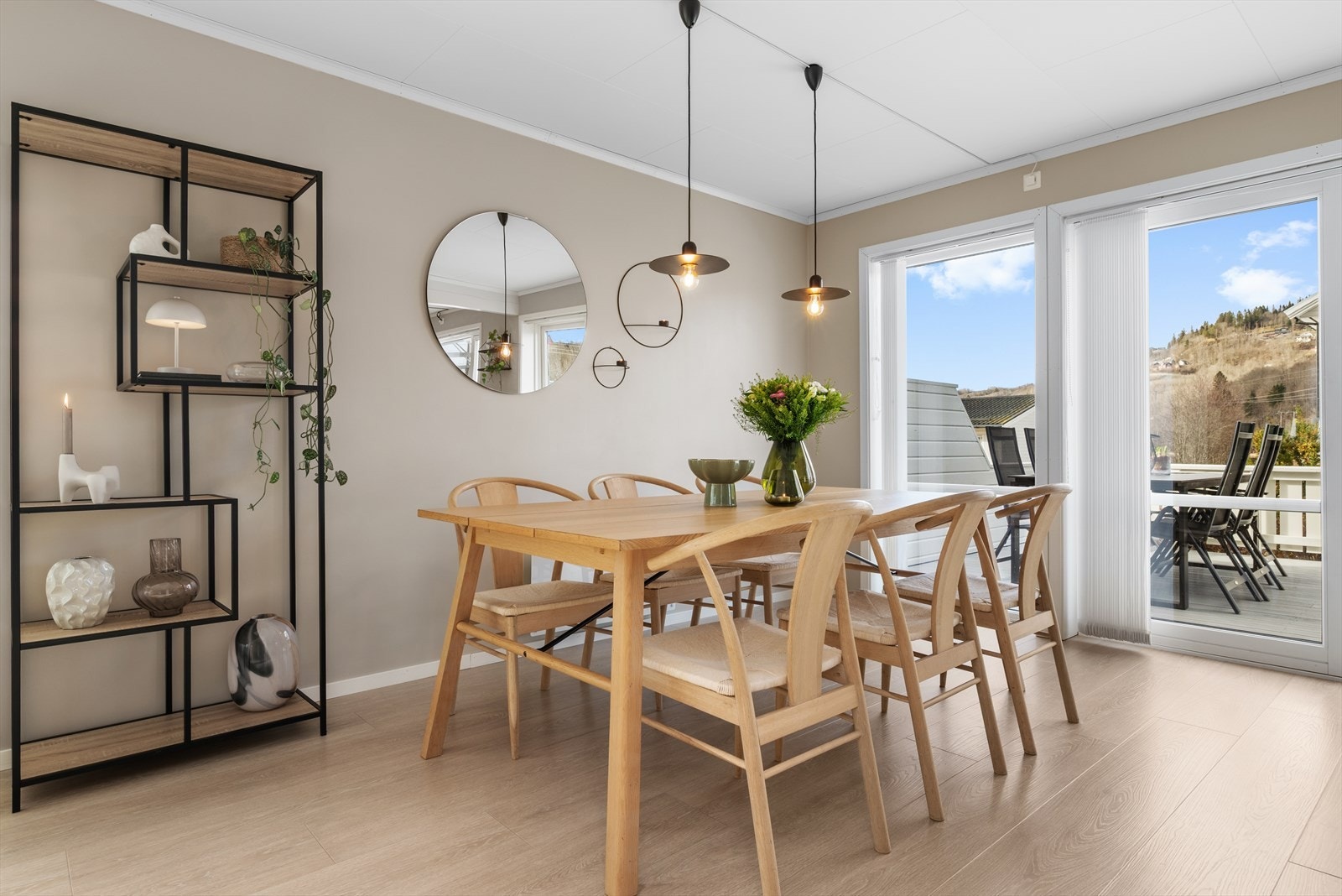 Store vindusflater i allrommet sørger for rikelig med naturlig lys til rommet. Galleribilde