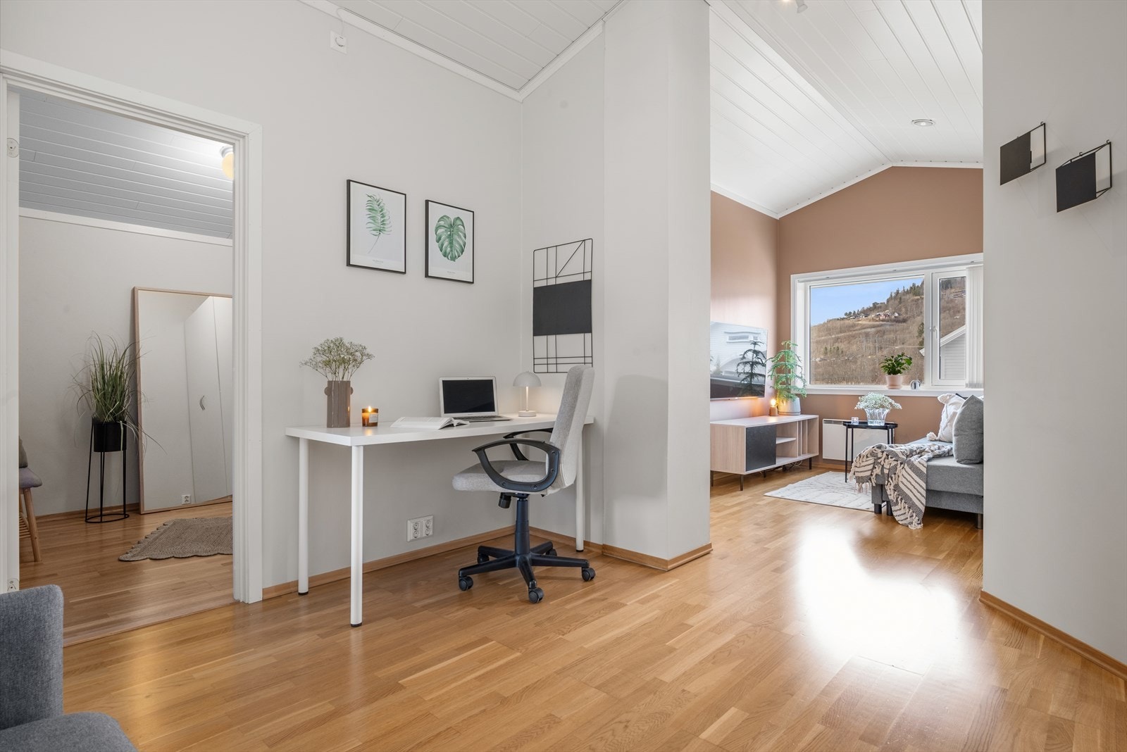 I 2. etasjen finner du også 2 praktiske boder på hhv. 2 og 5 kvm, for ekstra oppbevaring. Galleribilde