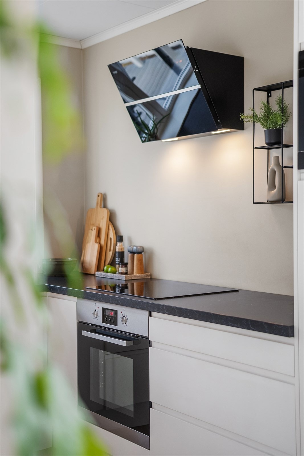 Moderne kjøkken med god skap- og benkeplass. Galleribilde