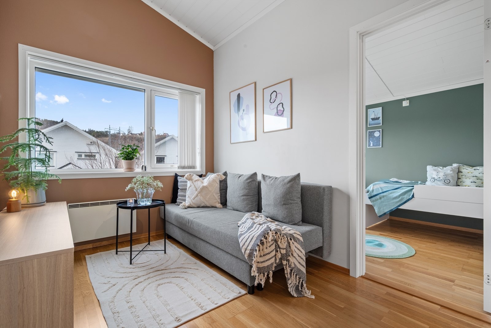 Soverommene har gode vindusflater for naturlig lysinnslipp, og det er montert screens på alle soverommene i tillegg til loft stuen. Galleribilde