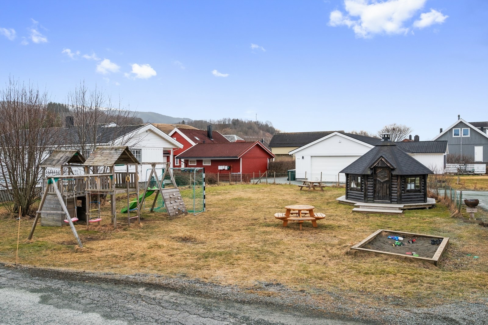 Eneboligen ligger i et hyggelig, lite boligfelt ved Gaula, i landlige og fredfulle omgivelser med umiddelbar nærhet til fellesområdet med grillhytte og lekeapparater. Galleribilde