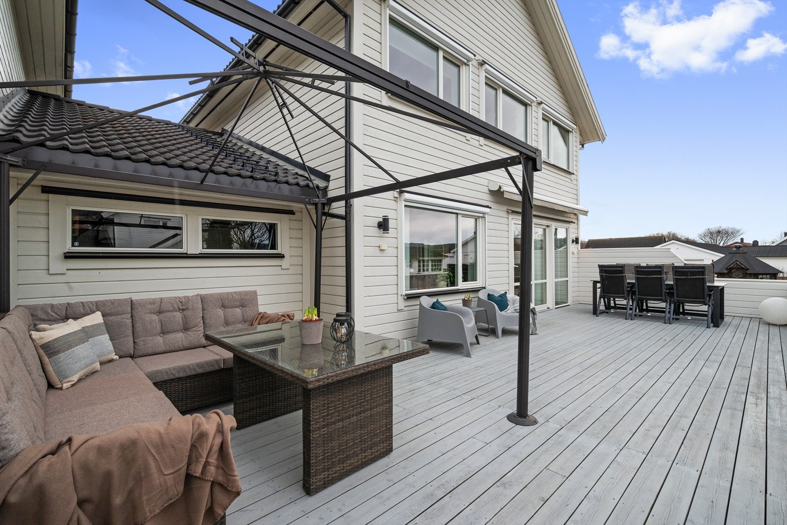 Boligen byr på en herlig terrasse, med ulike soner og har et samlet areal på ca. 52 m². Galleribilde