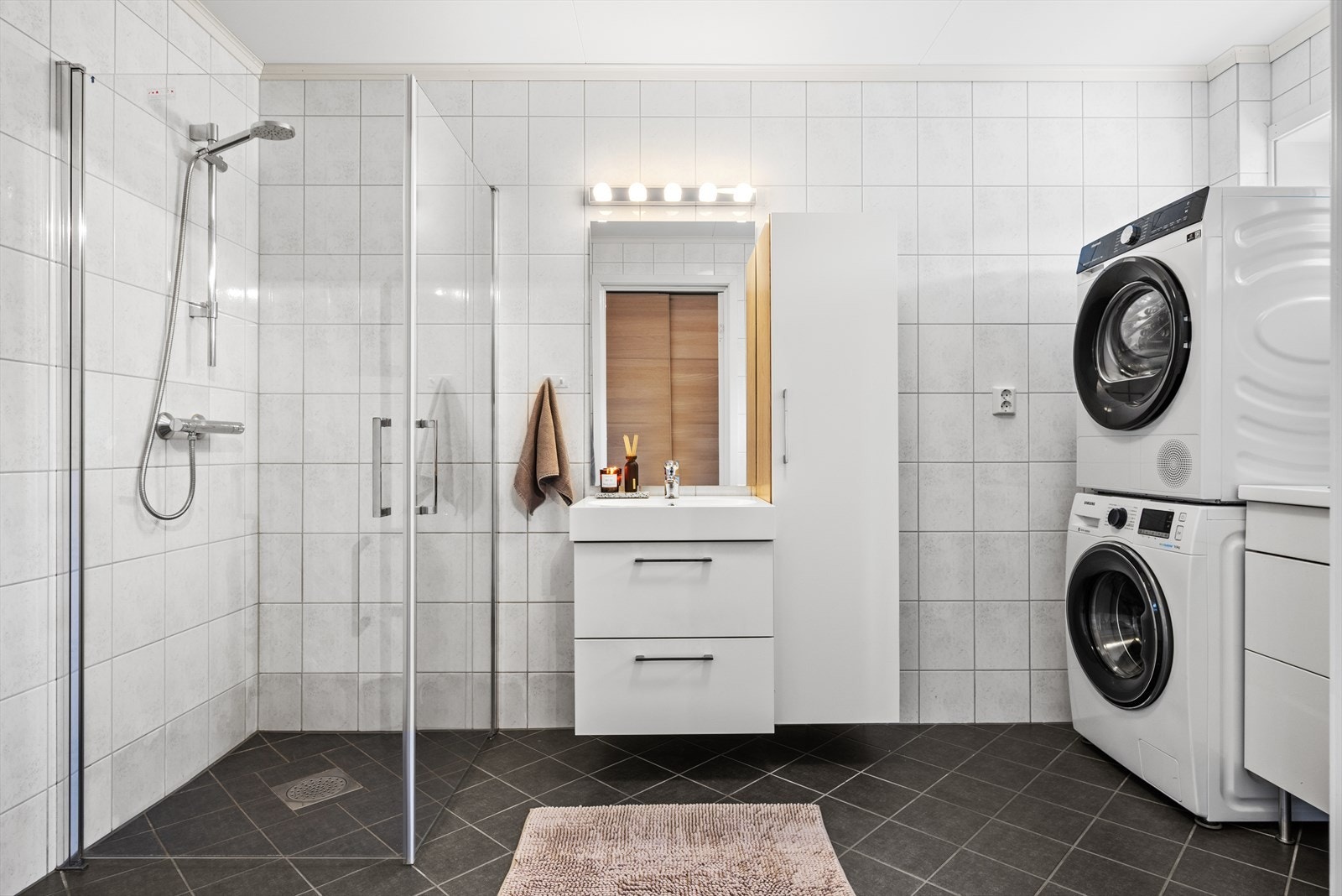 Boligen har to bad, ett i hver etasje. Badet i 1. etasje er flislagt og har behagelig gulvvarme. Galleribilde