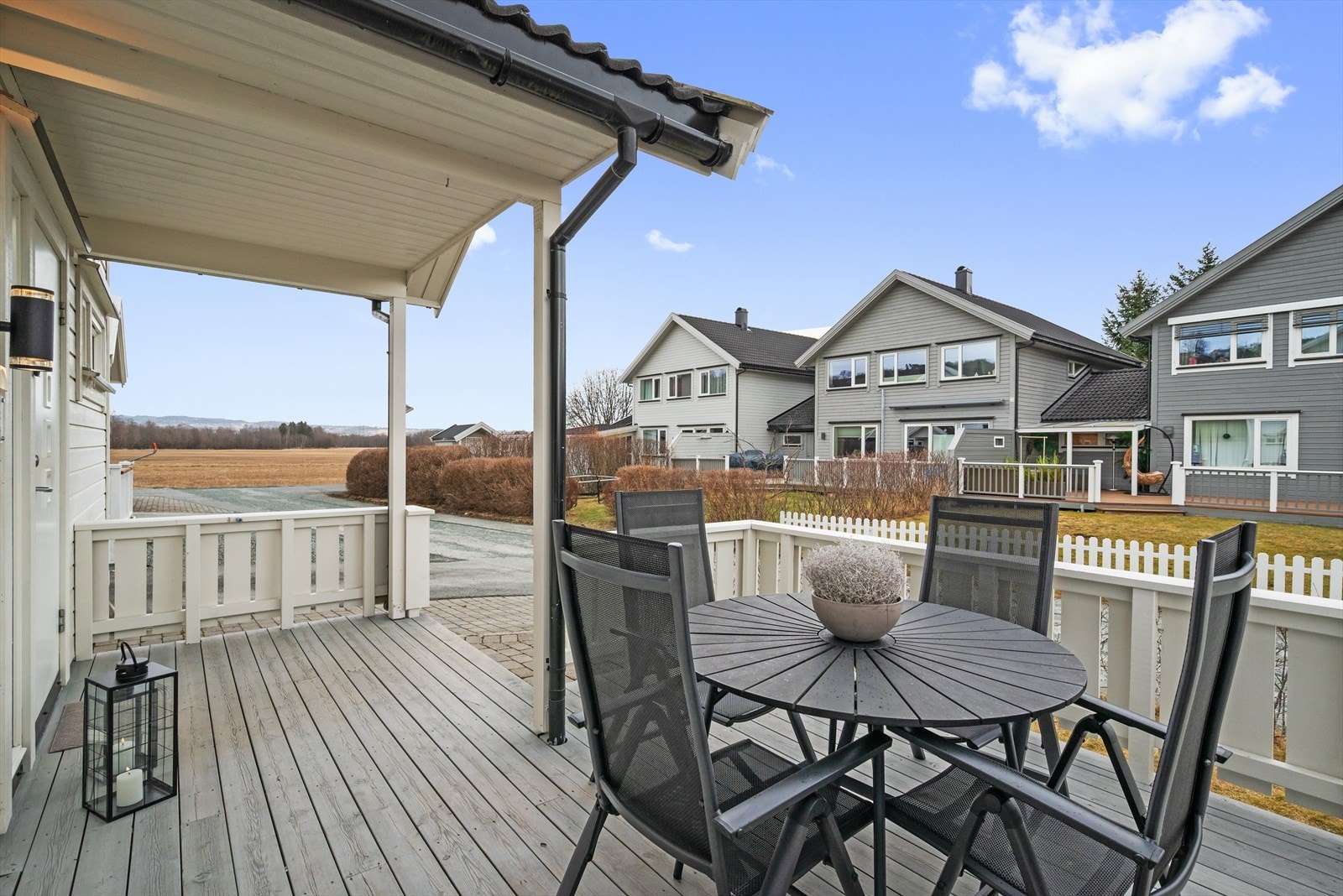 På framsiden finner du en romslig platting på 16 m² - perfekt for å nyte morgenkaffen i solen. Galleribilde