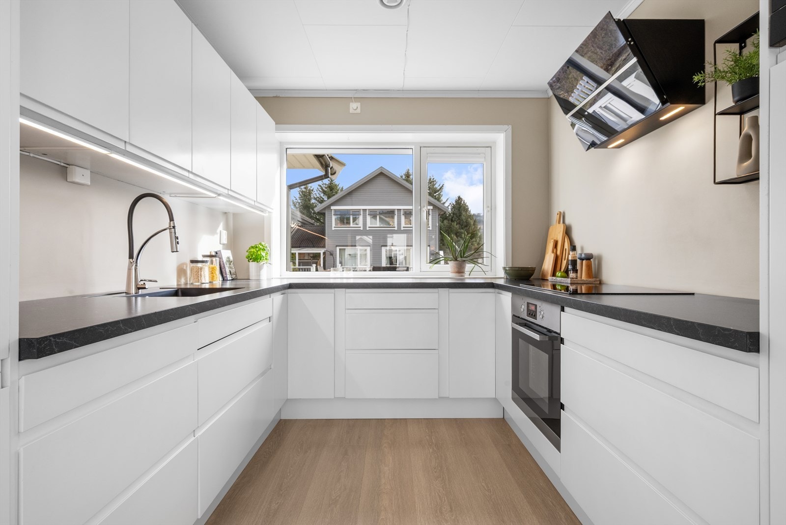 Kjøkkenet ble oppusset med nye fronter i 2022 og har et moderne, stilrent uttrykk. Galleribilde