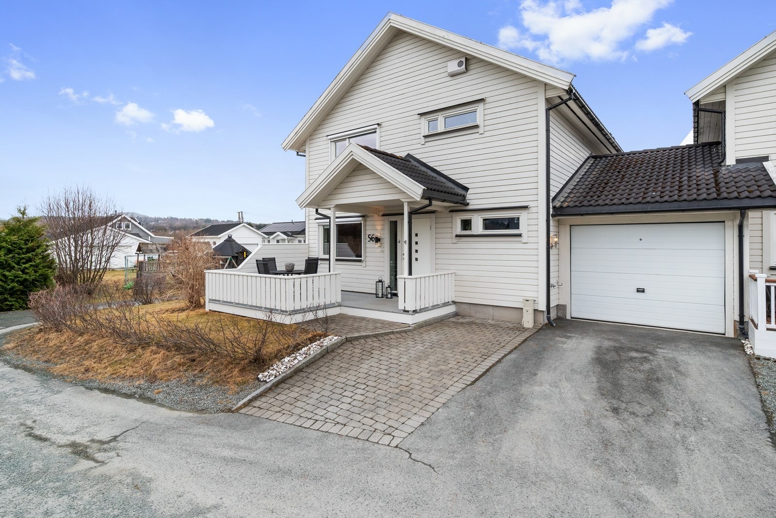 Bilen parkeres i eller utenfor en garasje med bod i bakkant. Galleribilde