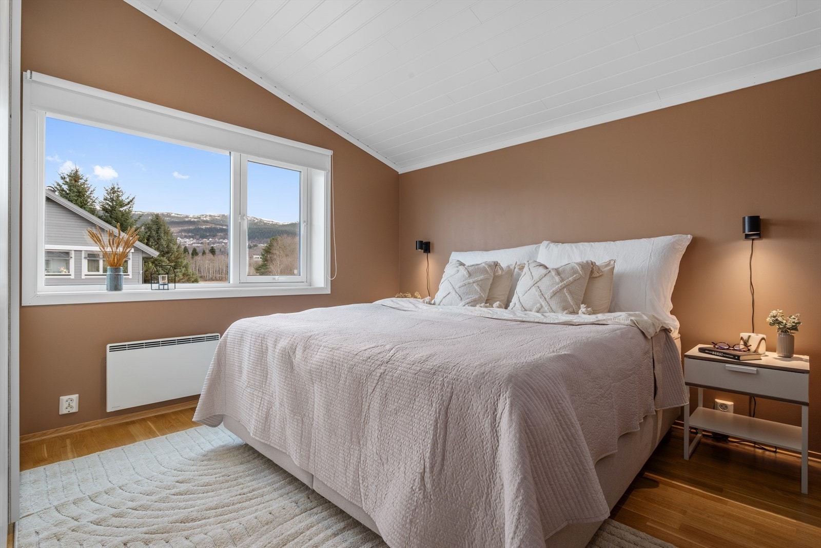 Hovedsoverommet strekker seg over hele 11m², og har god plass til dobbeltseng og tilhørende møblement. Galleribilde