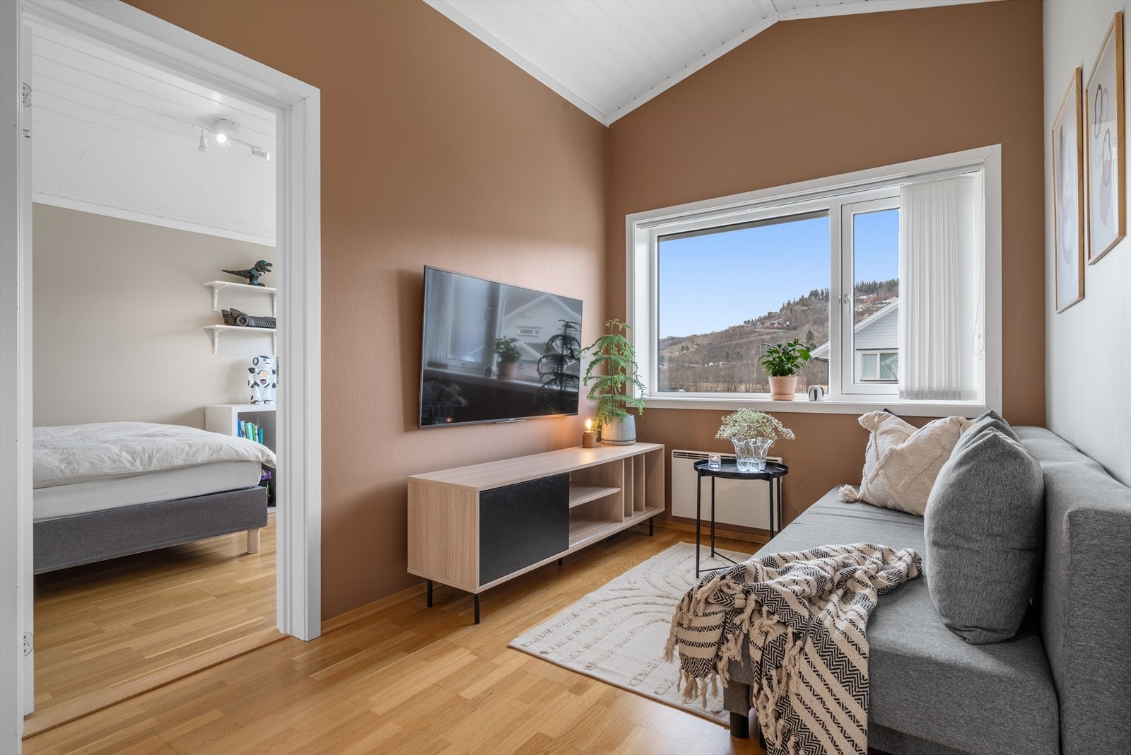 Loftstuen er perfekt som et ekstra oppholdsrom for lek, vennebesøk og avslapning. Galleribilde