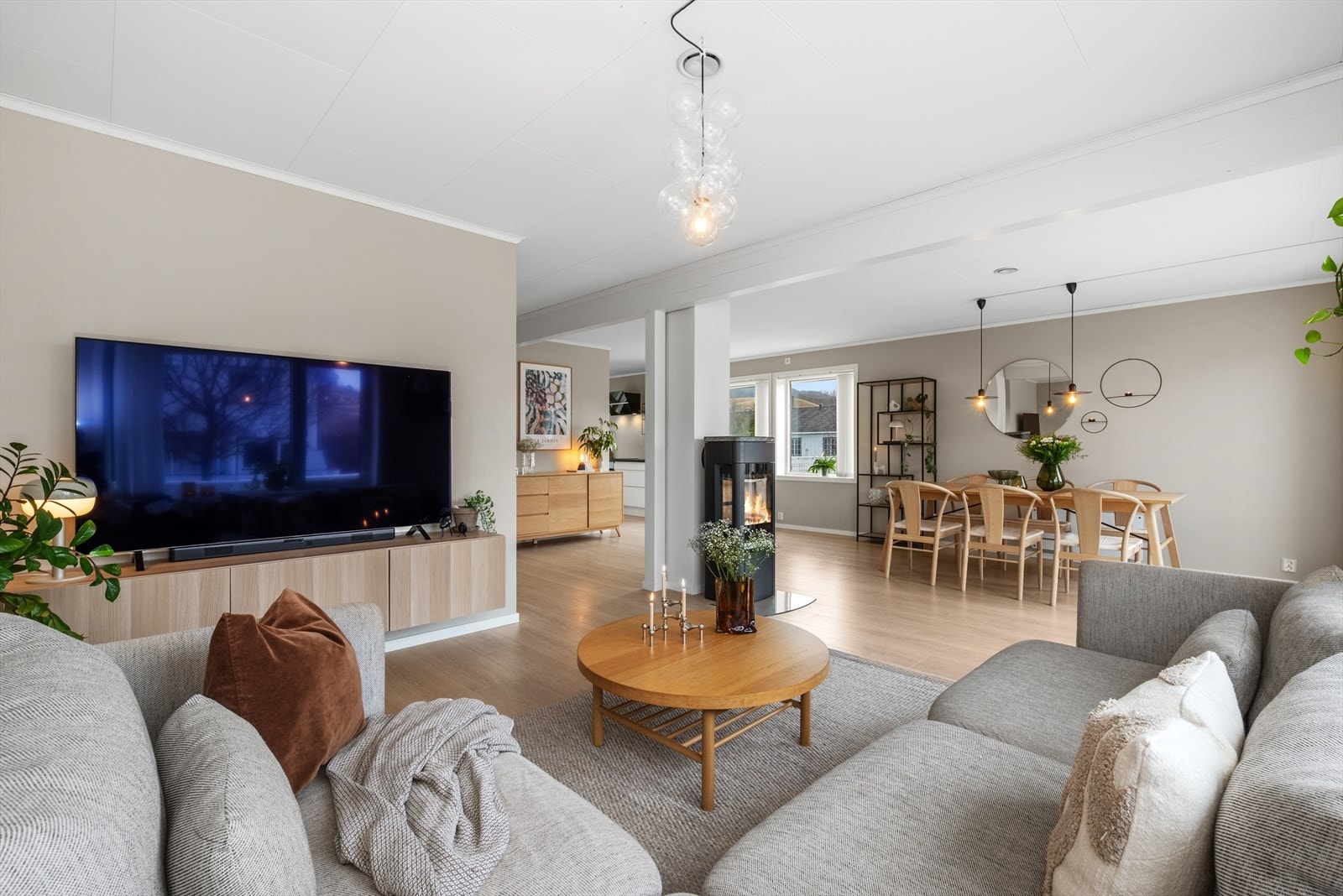 Den åpne planløsningen gjør rommet både sosialt og fleksibelt, og herfra har du direkte tilgang ut til terrassen - perfekt for å forlenge stuen på sommerhalvåret. Galleribilde