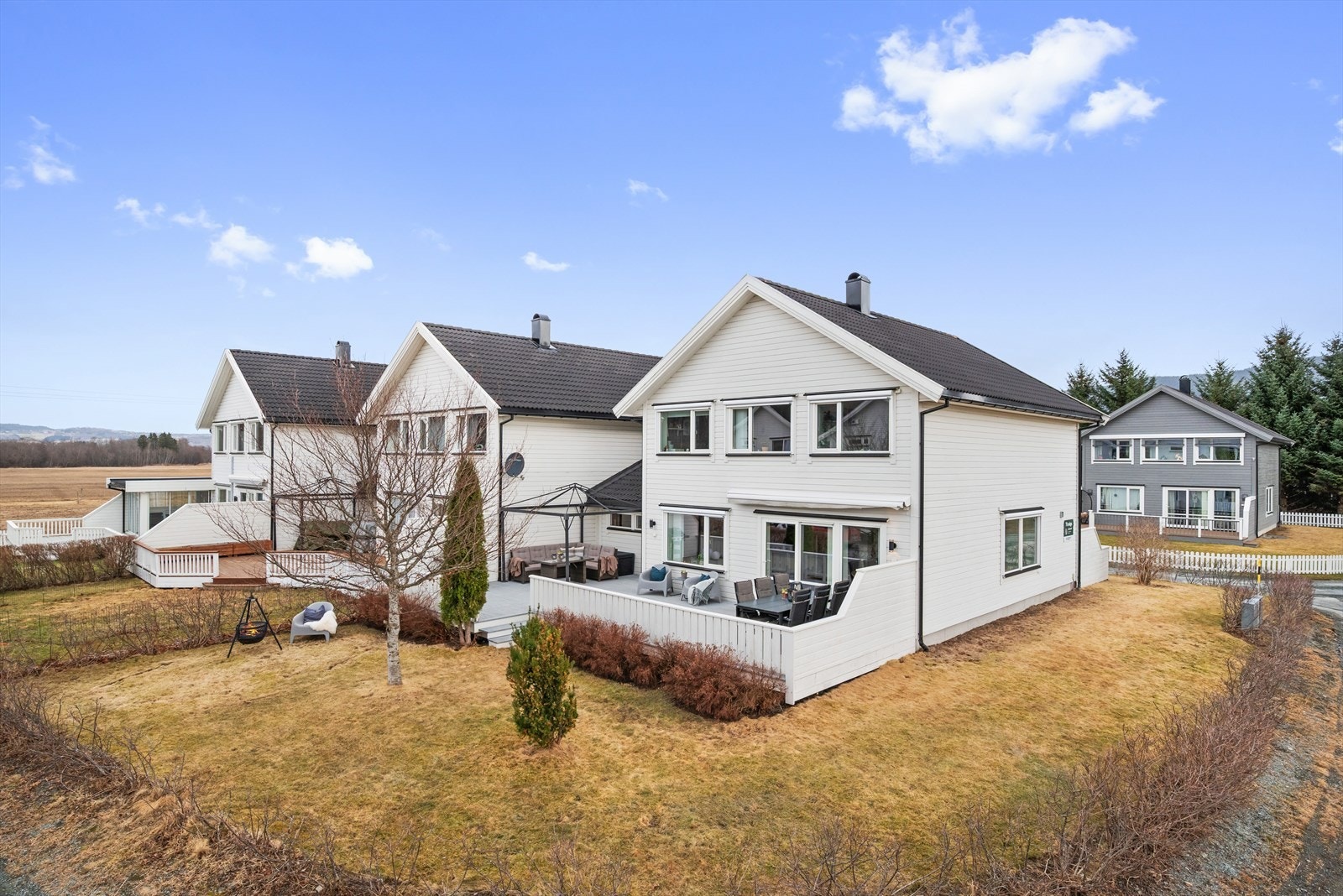 Velkommen til Øran 56 - En velholdt og attraktiv enebolig i kjede, fordelt over to plan og fint plassert på enden av rekken. Foto: Interiørfoto V/Haukdal. Galleribilde