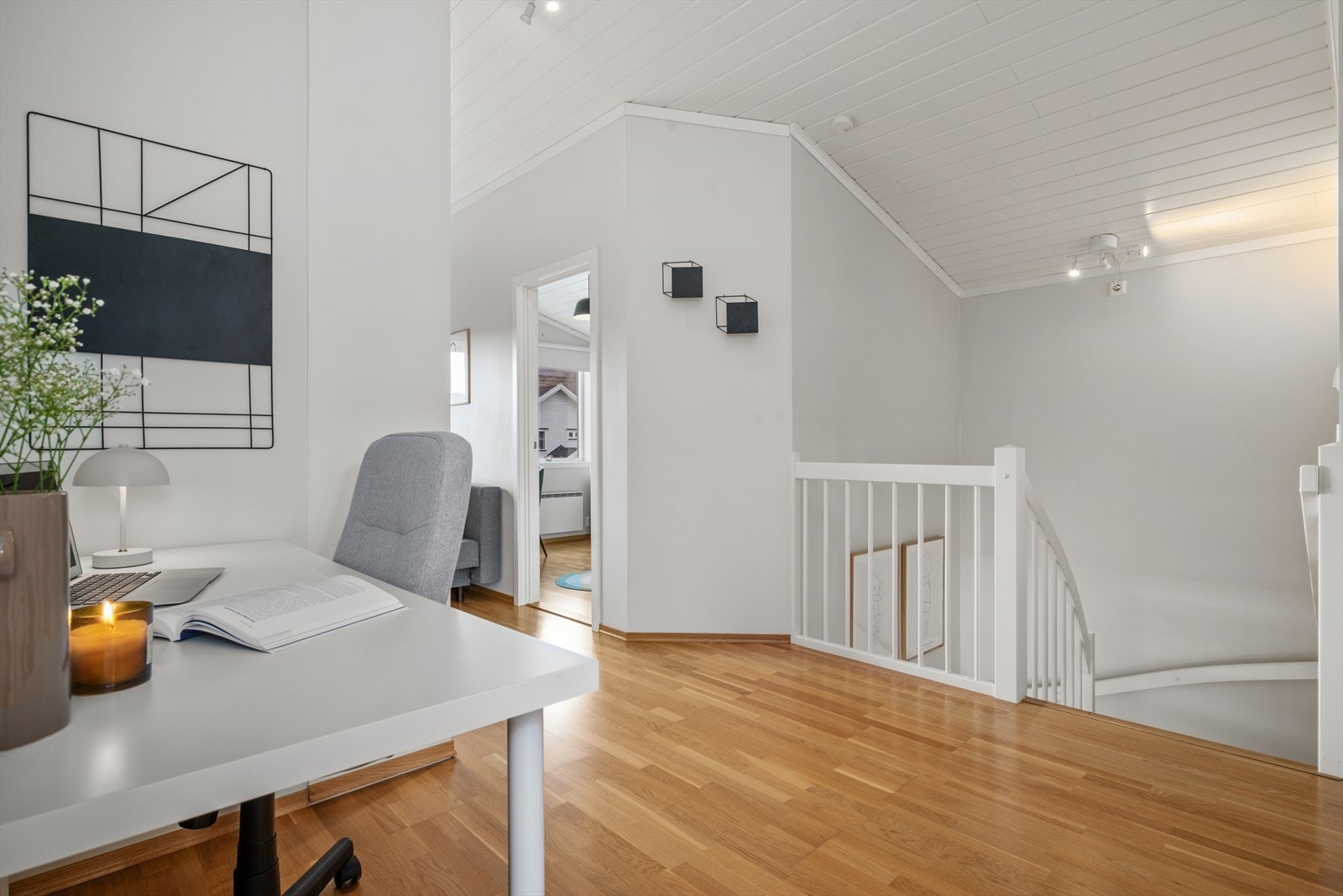 Velkommen opp i boligens 2.etg, der du finner boligens bad nr. 2 , loftstuen og boligens tre soverom samlet. Galleribilde