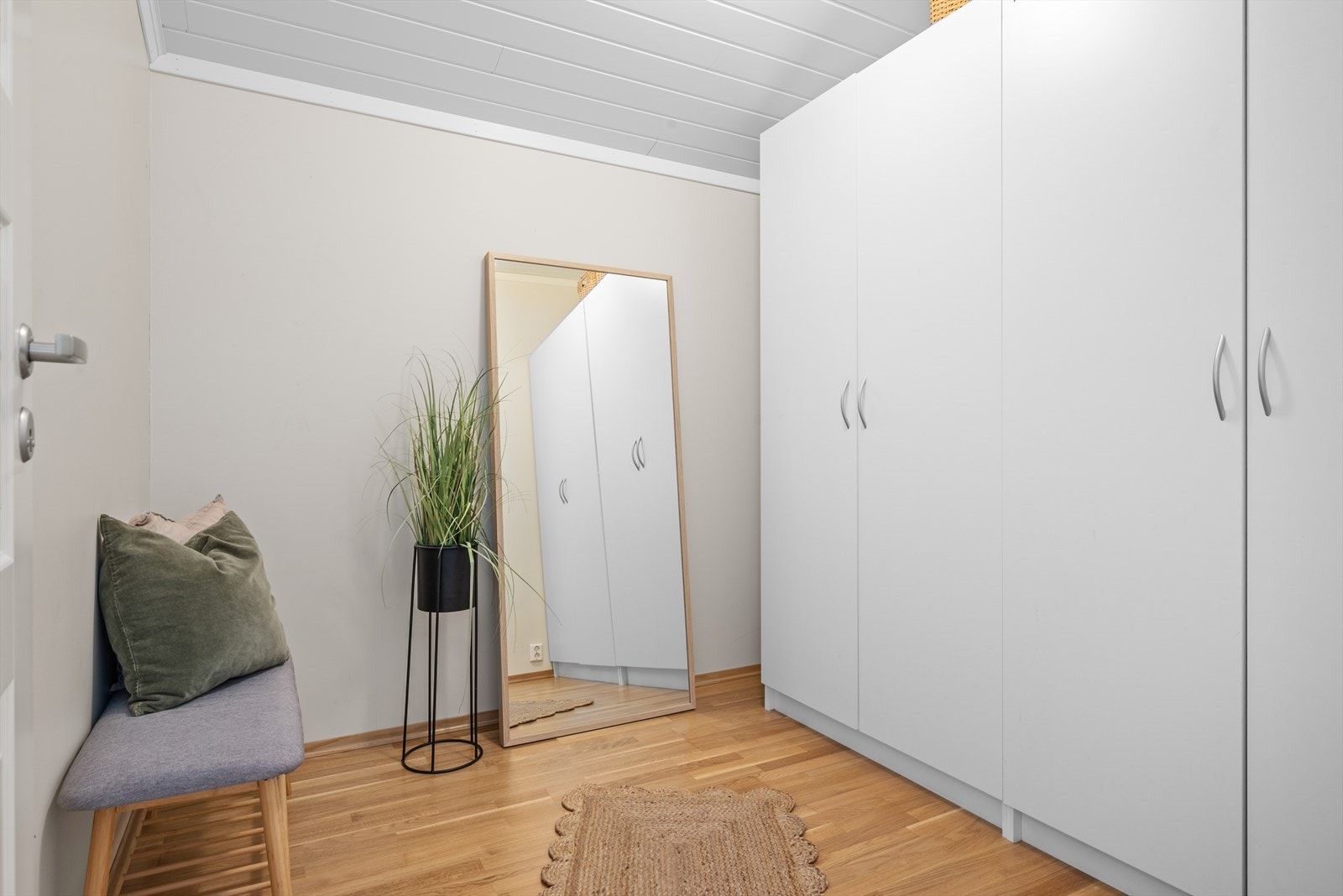 Bod på 5 kvm med dobbelt garderobeskap. Rommet kan bygges om til soverom, ved å sette inn vindu på veggen der speilet står. Flere naboer har gjort dette. Dette må i så fall søkes om. Galleribilde