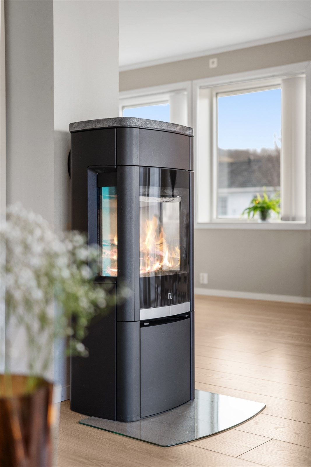 Eneboligen har peisovn med klebersteintopp, som sørger for en energieffektiv og behagelig oppvarming og bidrar til et lunt inneklima gjennom store deler av året. Galleribilde