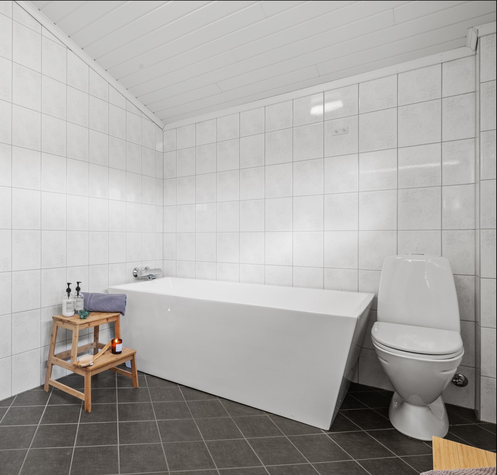 Badet på hele 8 m² byr på badekar, wc og en romslig innredning. Galleribilde