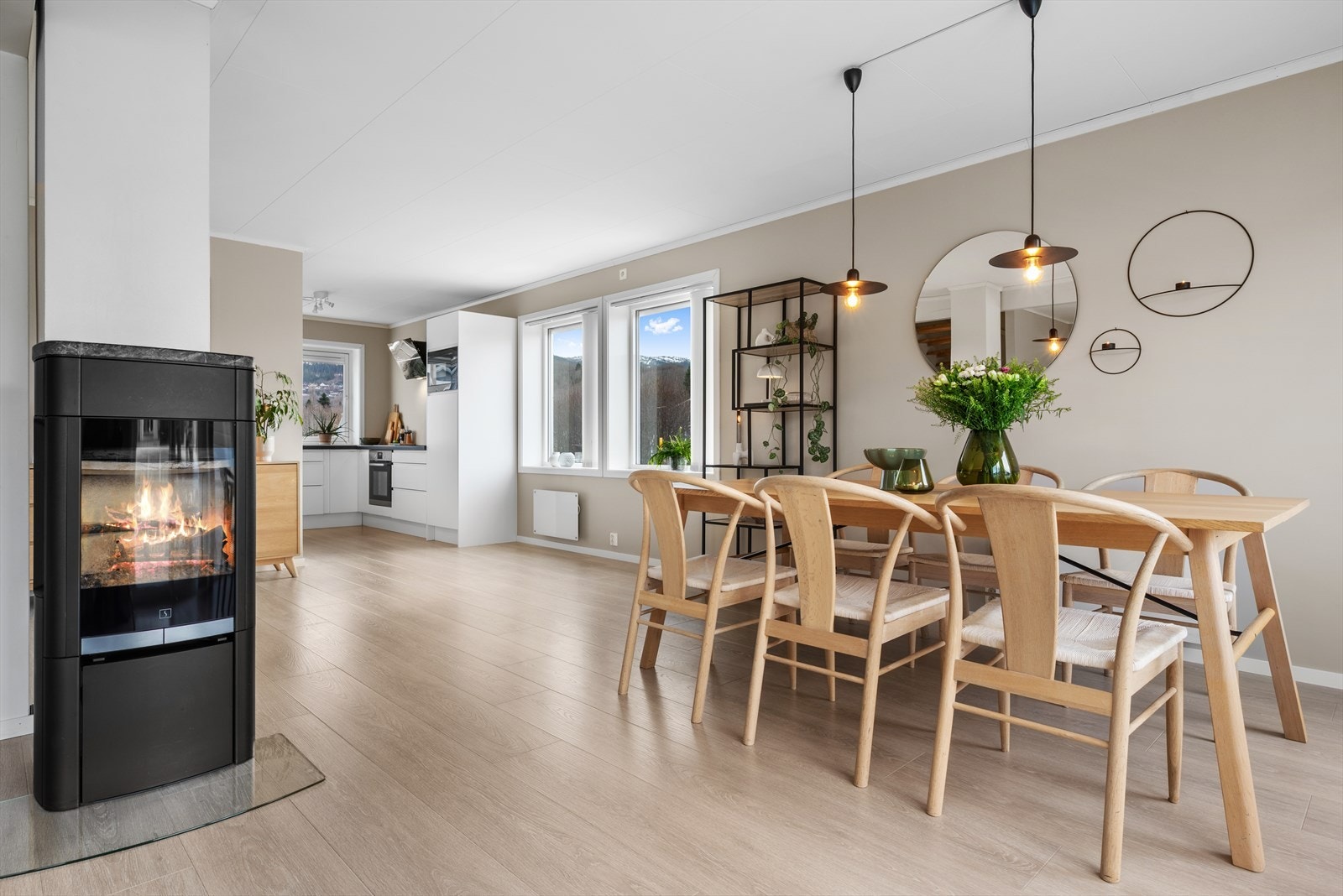 Et flott kjøkken er noe tilbaketrukket, med mulighet for både sosial matlaging og skjermet arbeidsro. Galleribilde