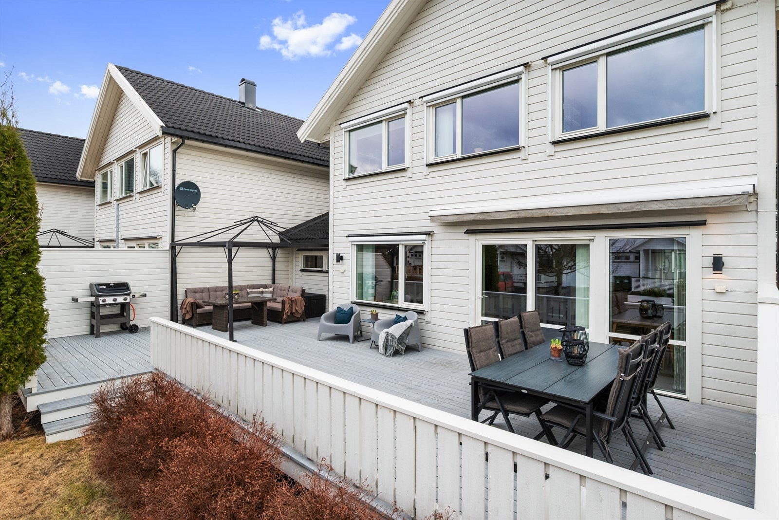 Huset har en god internplassering, på enden i rekka - med flott uteareal for lek og hygge. Galleribilde