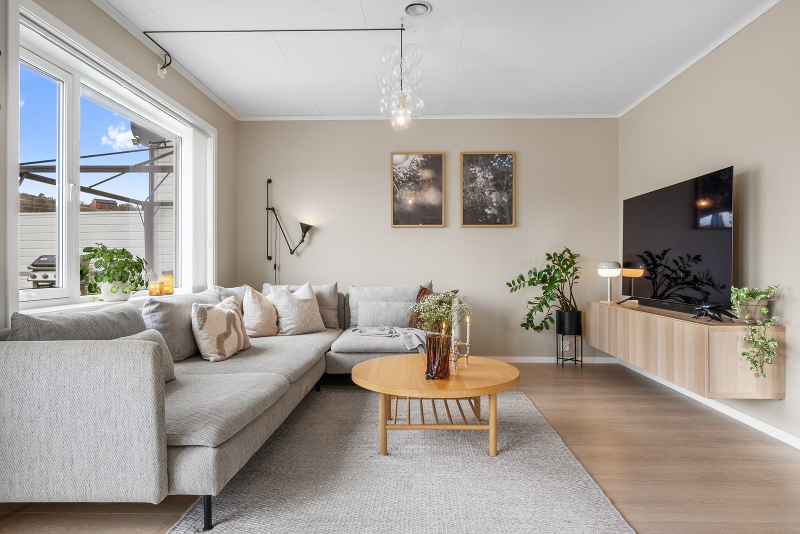 Her er det god plass til både TV-løsning og en romslig sofagruppe. Galleribilde