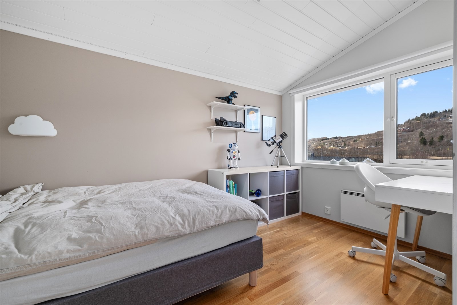 Boligens tre soverom ligger sammen i andre etasje, svært praktisk hvis man har små barn. Galleribilde