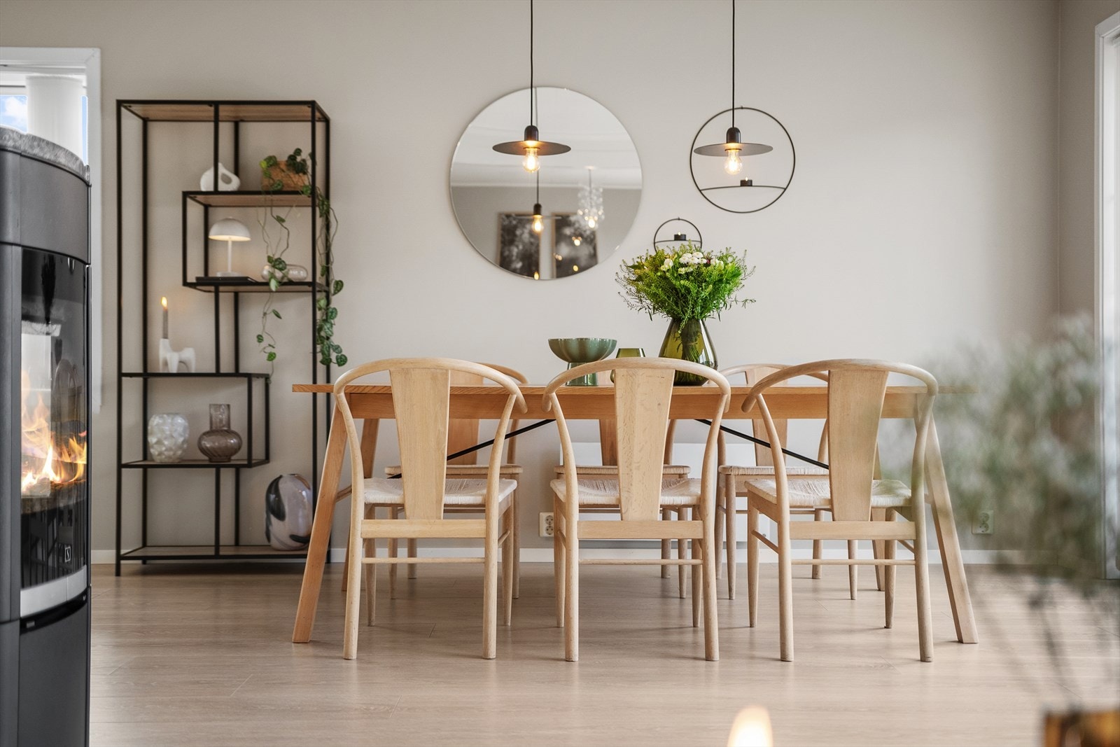 Her er det god plass til spisegruppe, hvor du kan invitere venner og familie til hyggelige måltider. Galleribilde