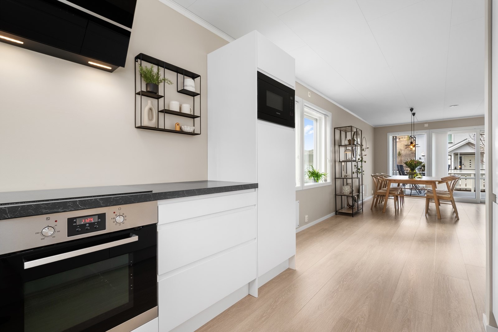 Kjøkkenet er oppgradert med nytt integrert kjøleskap med frysedel fra 2025, samt integrert mikro, oppvaskmaskin og ventilator fra 2022. Galleribilde