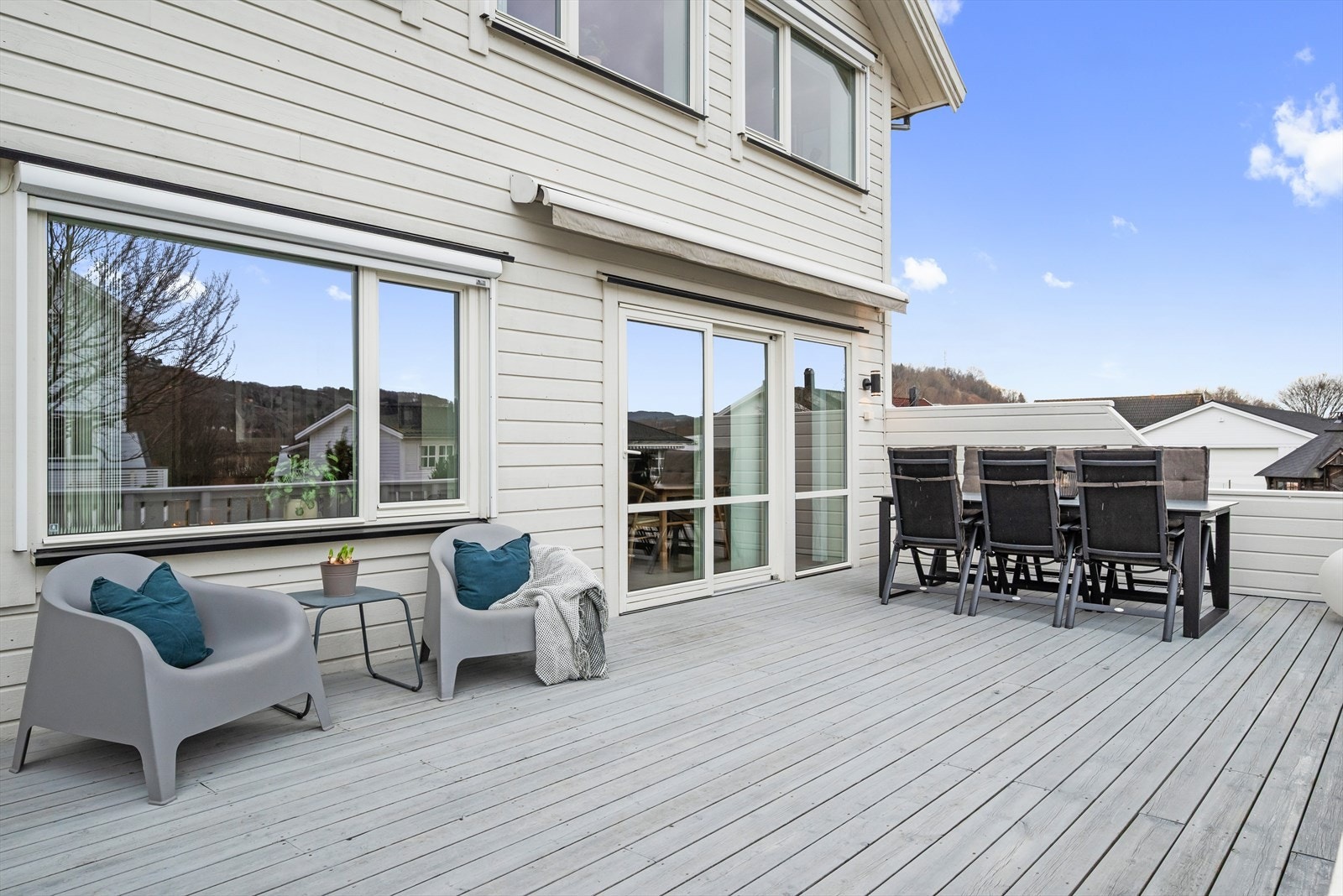 Boligen er oppgradert med elektrisk fjernstyrt screening på de fleste vinduene (minus terrassedør og vindu like ved, som har markise istedenfor) Galleribilde