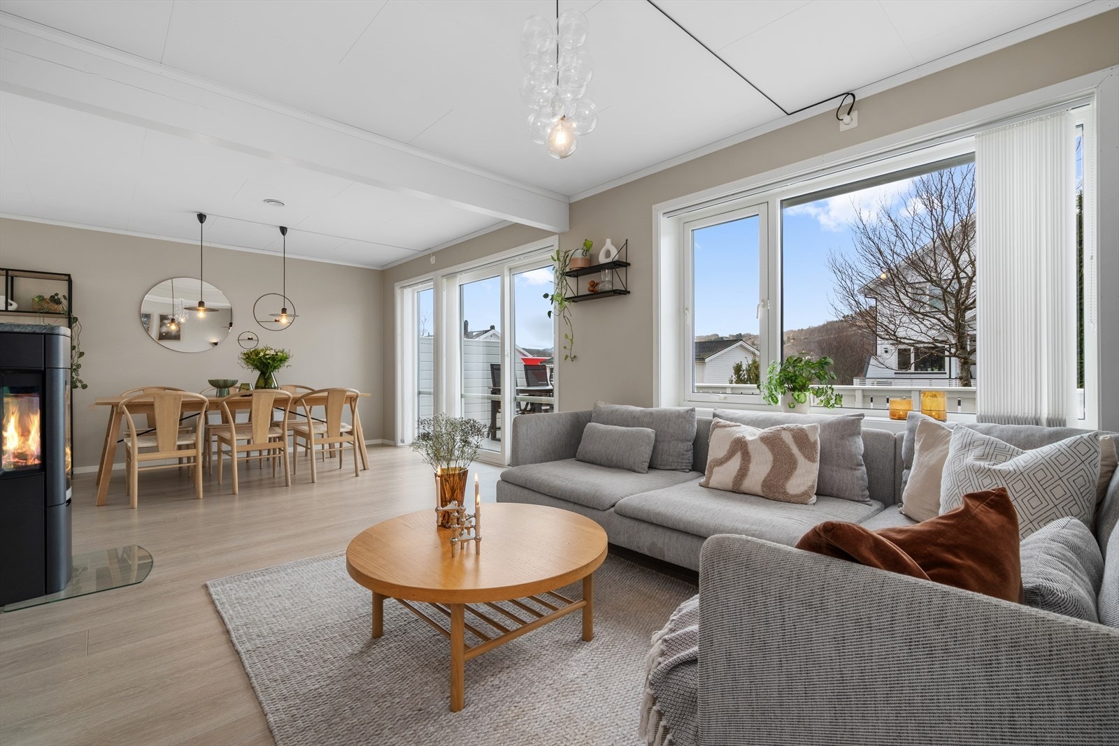 Stue/kjøkken danner et allrom på ca. 52,5 m². Galleribilde