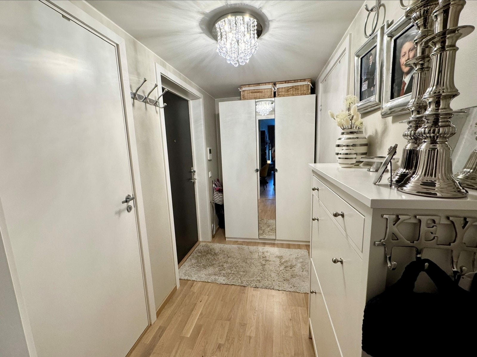 Romslig entré med plass til garderobe. Inngang til bad og innvendig bod Galleribilde