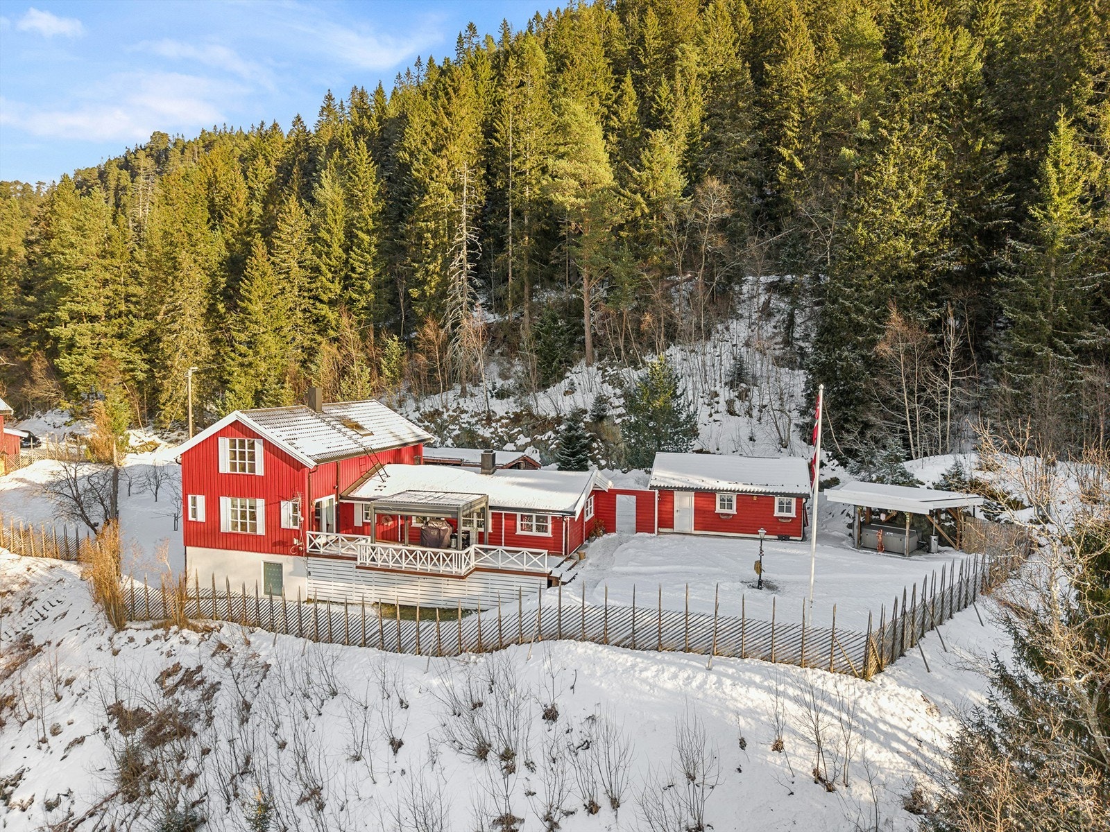 Fra boligen er det ca. 12 minutters kjørevei til Melhus sentrum, hvor du finner et godt utvalg av dagligvarebutikker, apotek, vinmonopol, butikker, kafeer og restauranter. Galleribilde