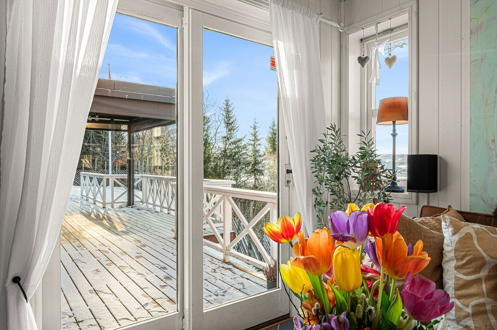 Utgang til terrasse gir en naturlig forlengelse av oppholdsrommet i sommerhalvåret. Galleribilde