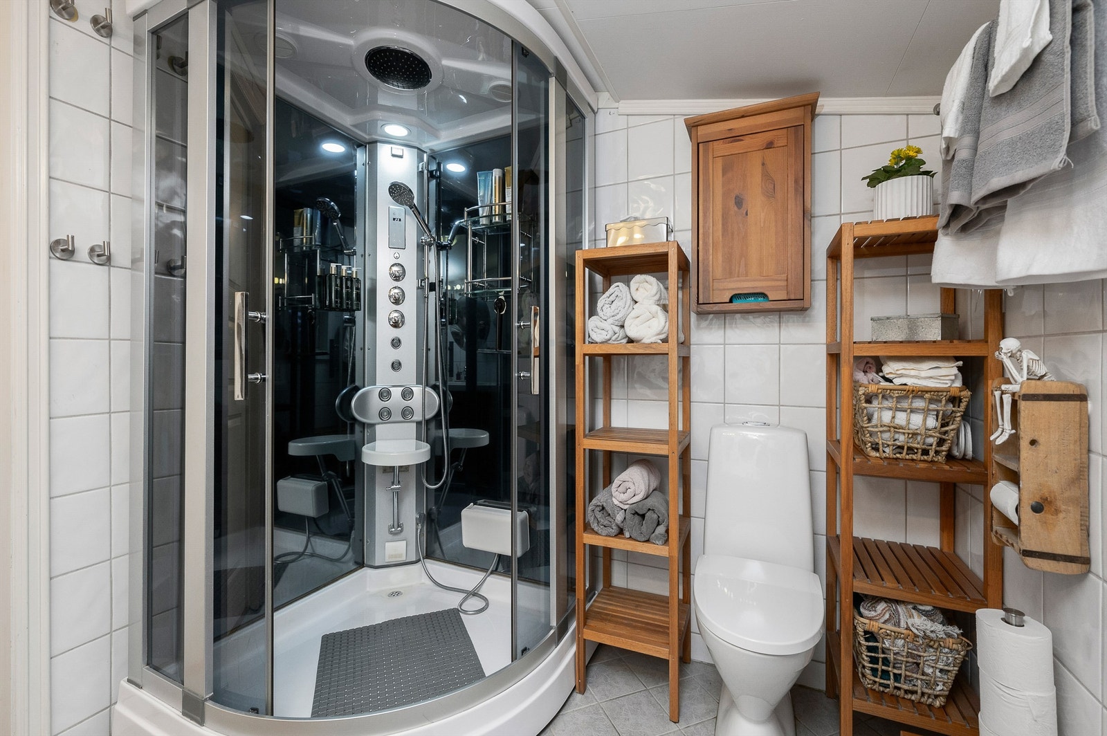 Dusjkabinett som gir praktisk og avskjermet dusjsone. Badet er opprinnelig byggemeldt som utvendig bod. Det foreligger ikke bruksendring fra tilleggsdel til hoveddel. Kjøper overtar alt ansvar, eventuell kostnad og risiko forbundet med dette. Galleribilde