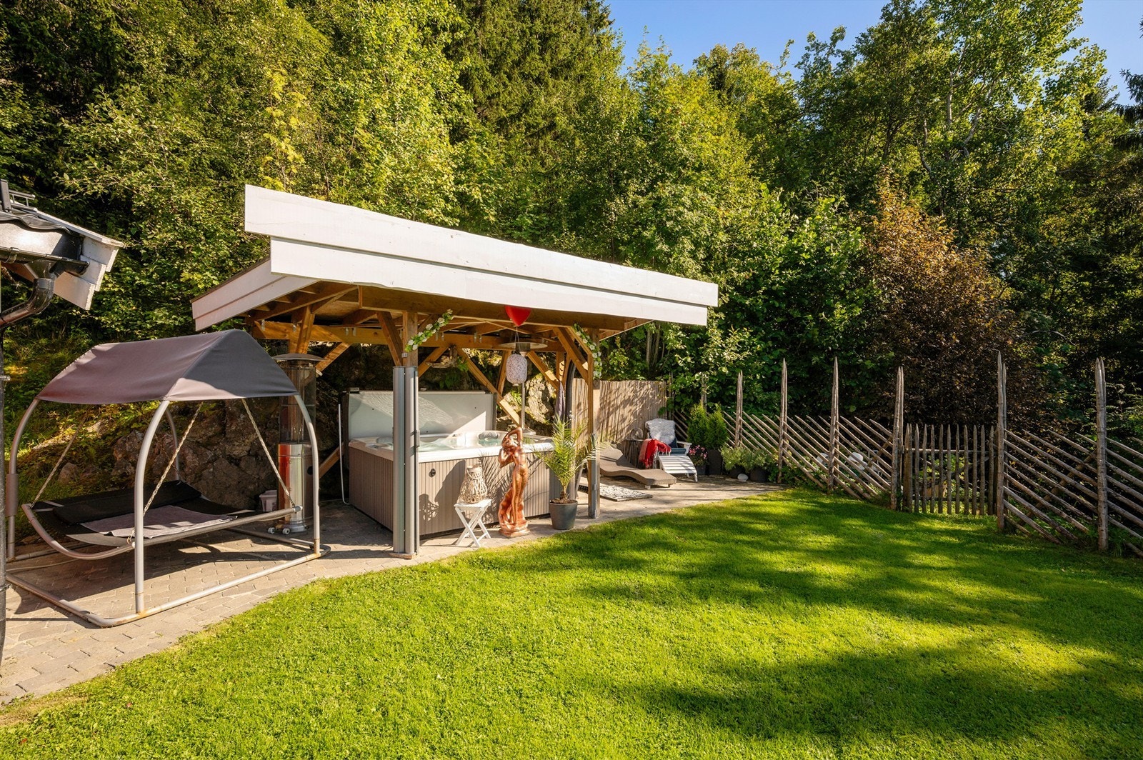 Skjermet uteplass med pergola og jacuzzi - et privat og rolig uterom. Galleribilde