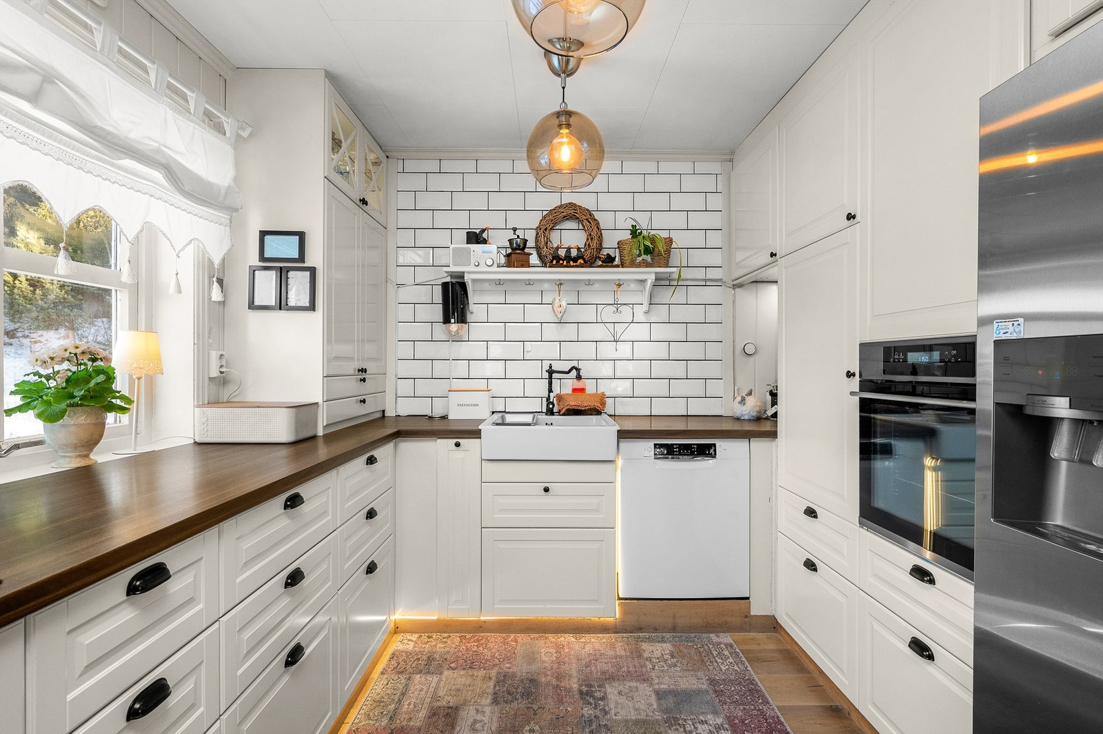 Nydelig kjøkken med innredning fra IKEA - funksjonelt utformet med gode arbeidsflater og rikelig med oppbevaring. Galleribilde