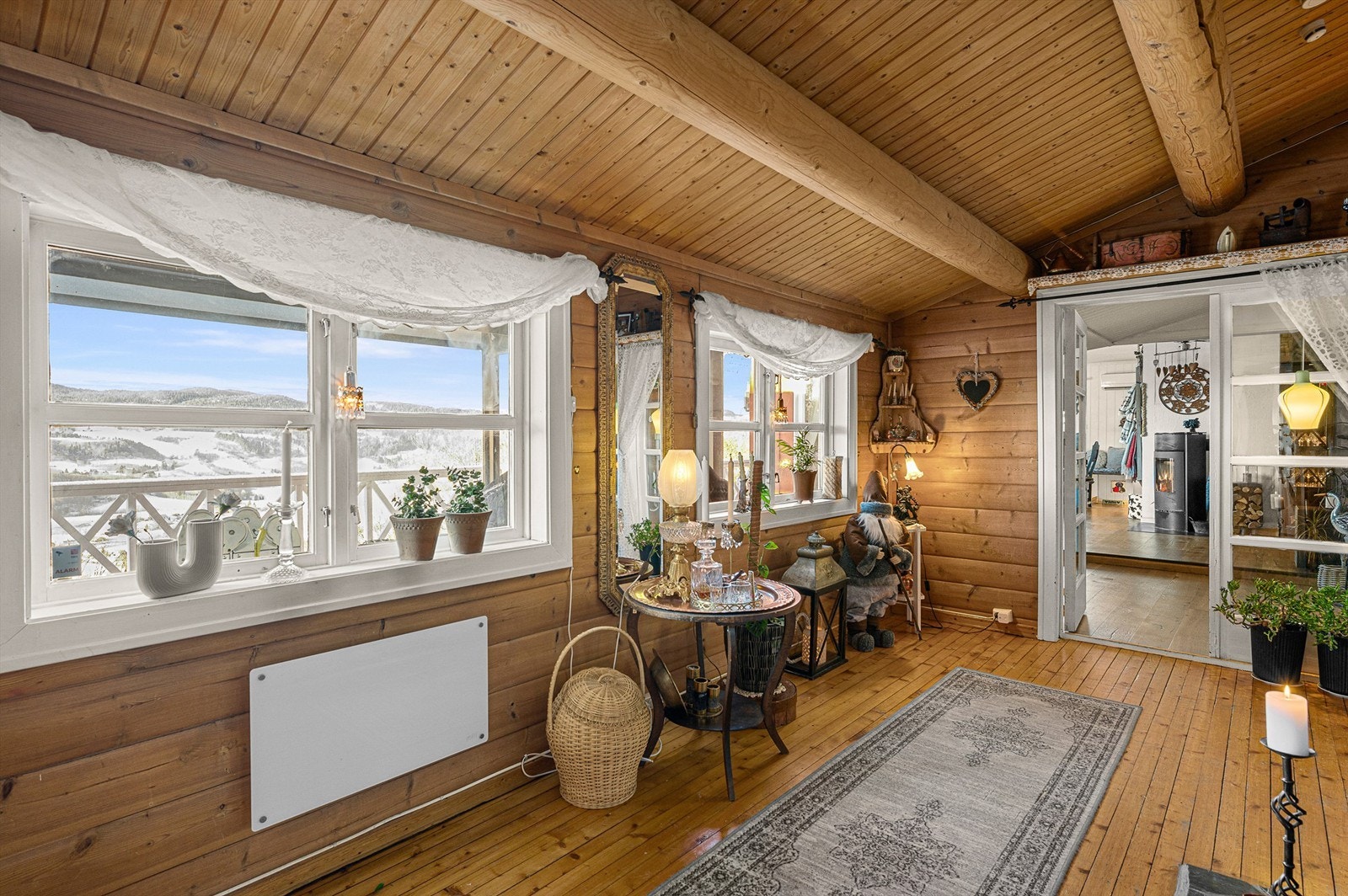Sjarmerende detaljer og naturlig overgang videre inn i boligens oppholdsrom. Galleribilde