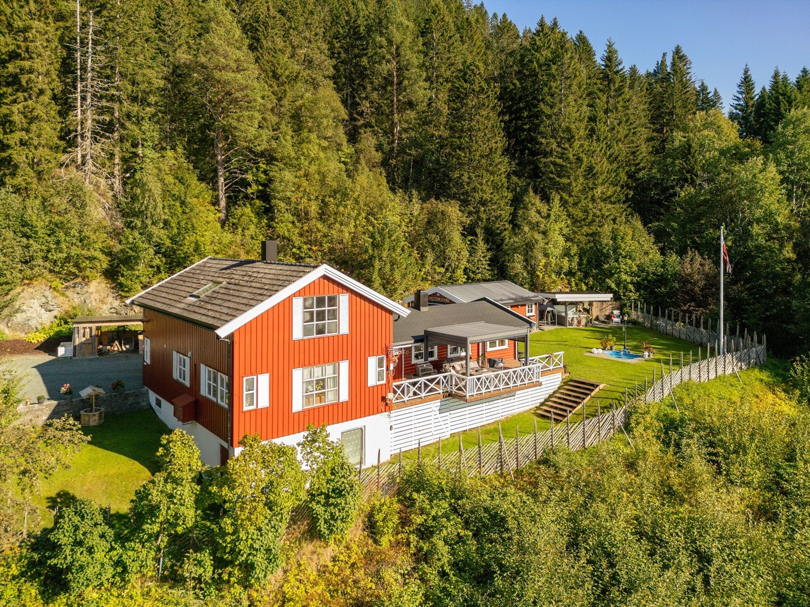 Usjenert hage med flott utsikt og flere soner for opphold. Terrasse og hage ligger skjermet og solrikt med vidstrakt utsyn. Galleribilde